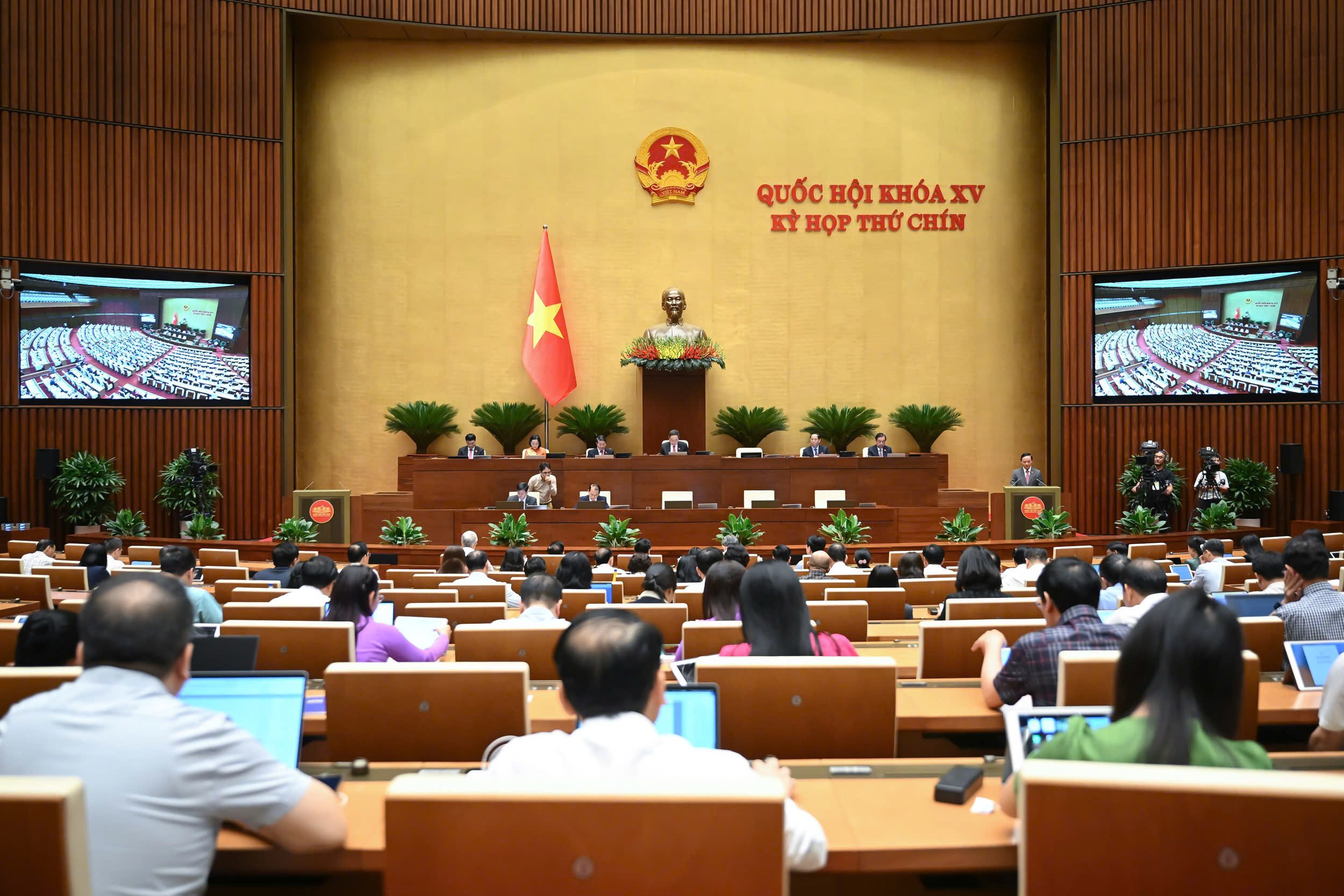 100% đại biểu tham gia biểu quyết tán thành, Quốc hội thông qua Nghị quyết của Quốc hội sửa đổi, bổ sung một số điều của Hiến pháp năm 2013