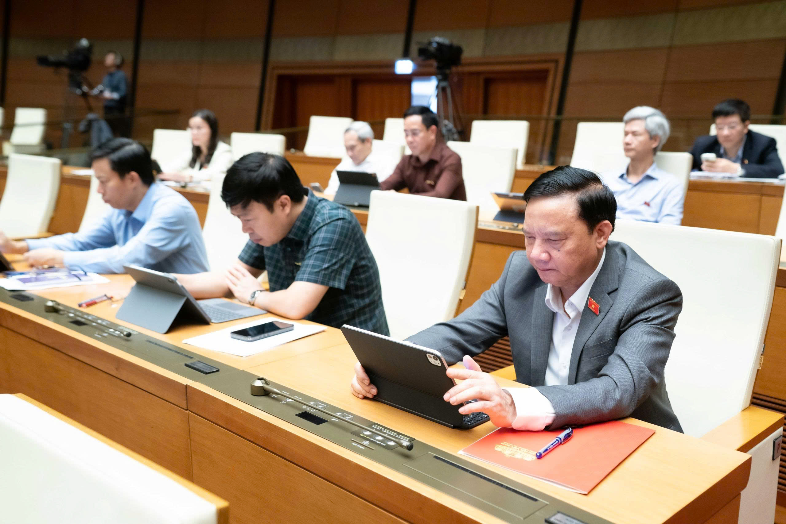 Cho phép áp dụng các biện pháp mà pháp luật chưa quy định để ứng phó, khắc phục tình trạng khẩn cấp