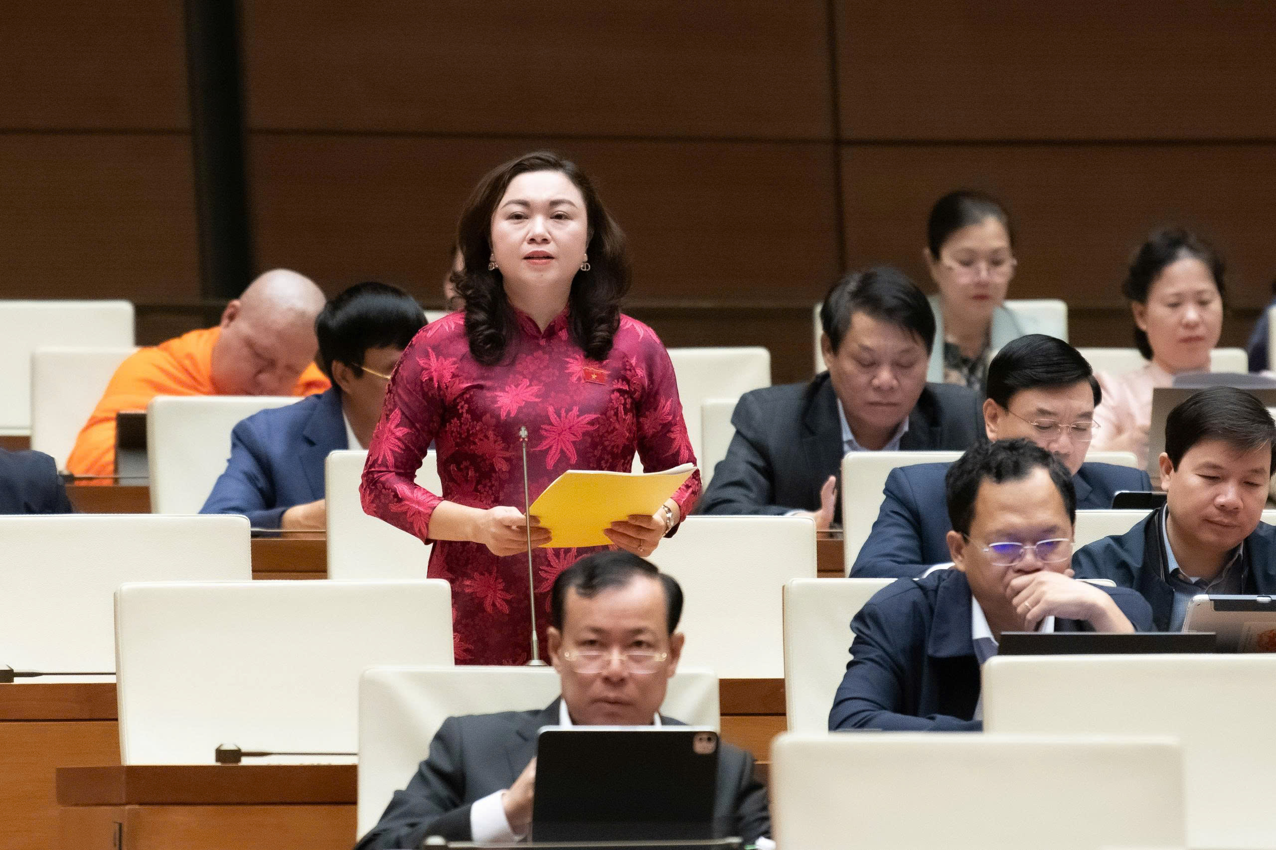 Hoàn thiện cơ chế, chính sách đột phá phát triển nhân lực y tế và bảo đảm an toàn trong chăm sóc sức khỏe Nhân dân