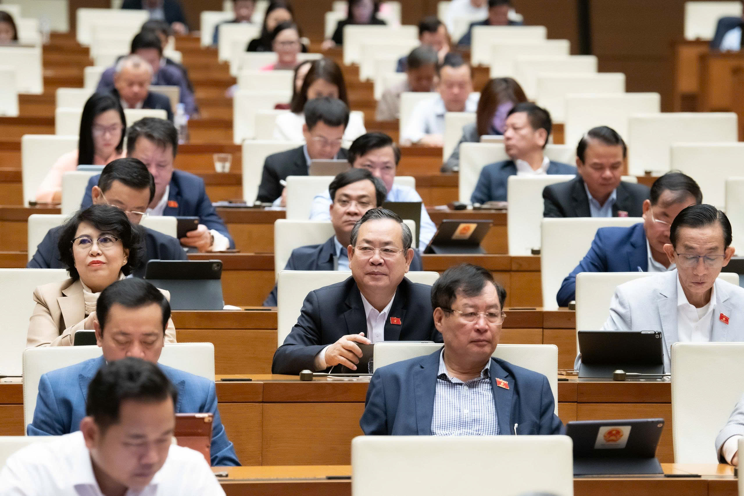 Hoàn thiện cơ chế, chính sách đột phá phát triển nhân lực y tế và bảo đảm an toàn trong chăm sóc sức khỏe Nhân dân