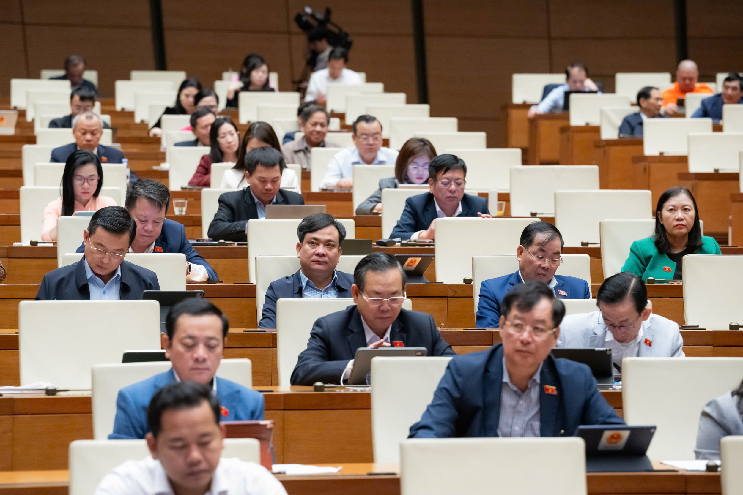 Hoàn thiện cơ chế, chính sách đột phá phát triển nhân lực y tế và bảo đảm an toàn trong chăm sóc sức khỏe Nhân dân