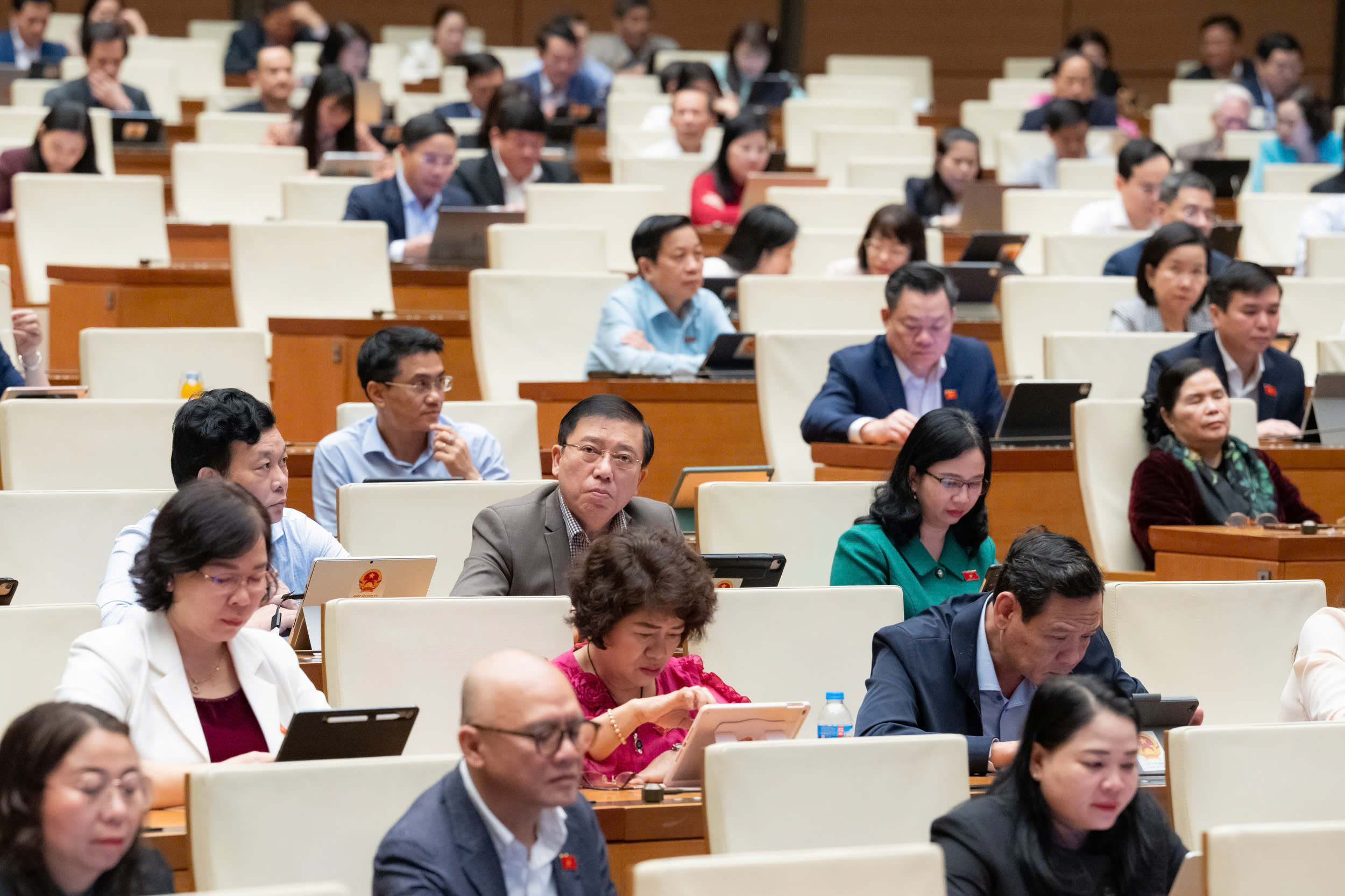 Hoàn thiện cơ chế, chính sách đột phá phát triển nhân lực y tế và bảo đảm an toàn trong chăm sóc sức khỏe Nhân dân