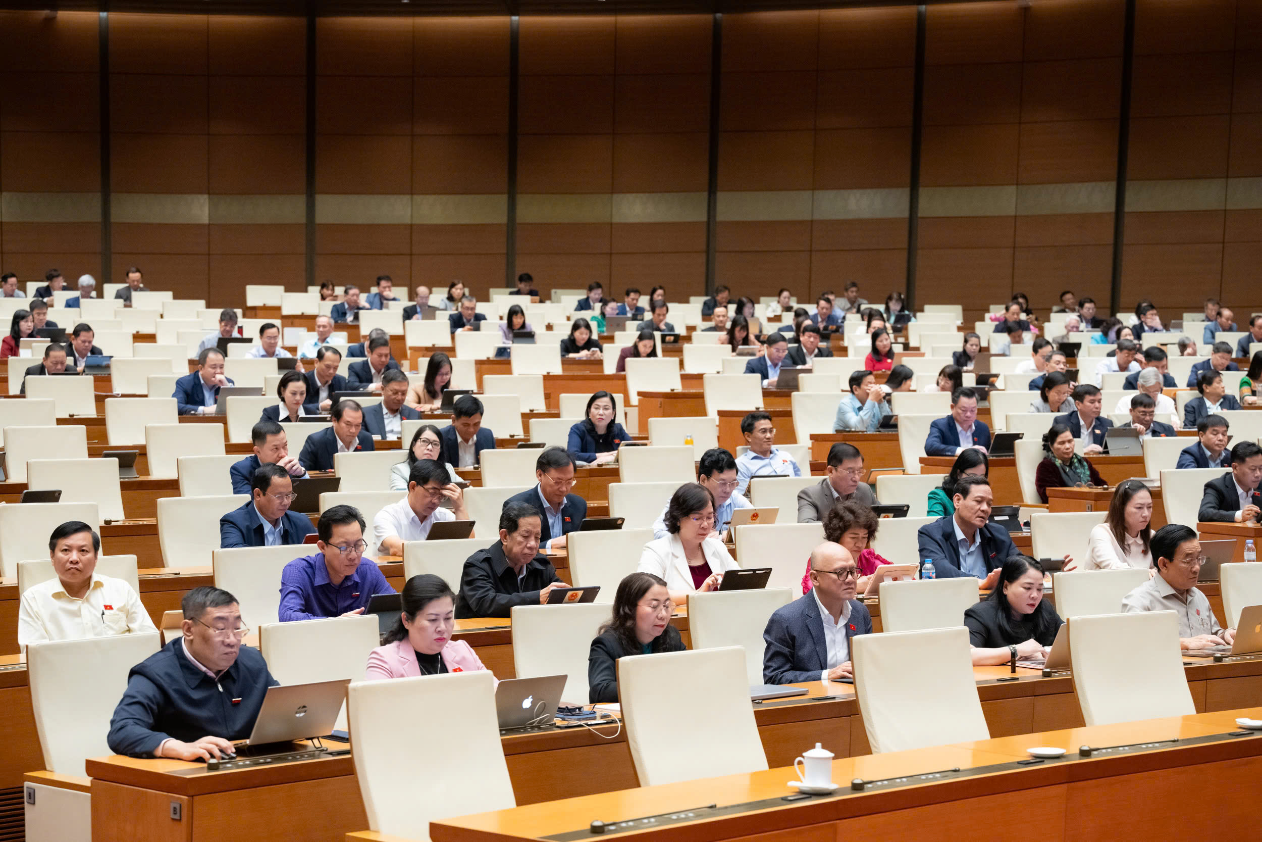 Hoàn thiện cơ chế, chính sách đột phá phát triển nhân lực y tế và bảo đảm an toàn trong chăm sóc sức khỏe Nhân dân