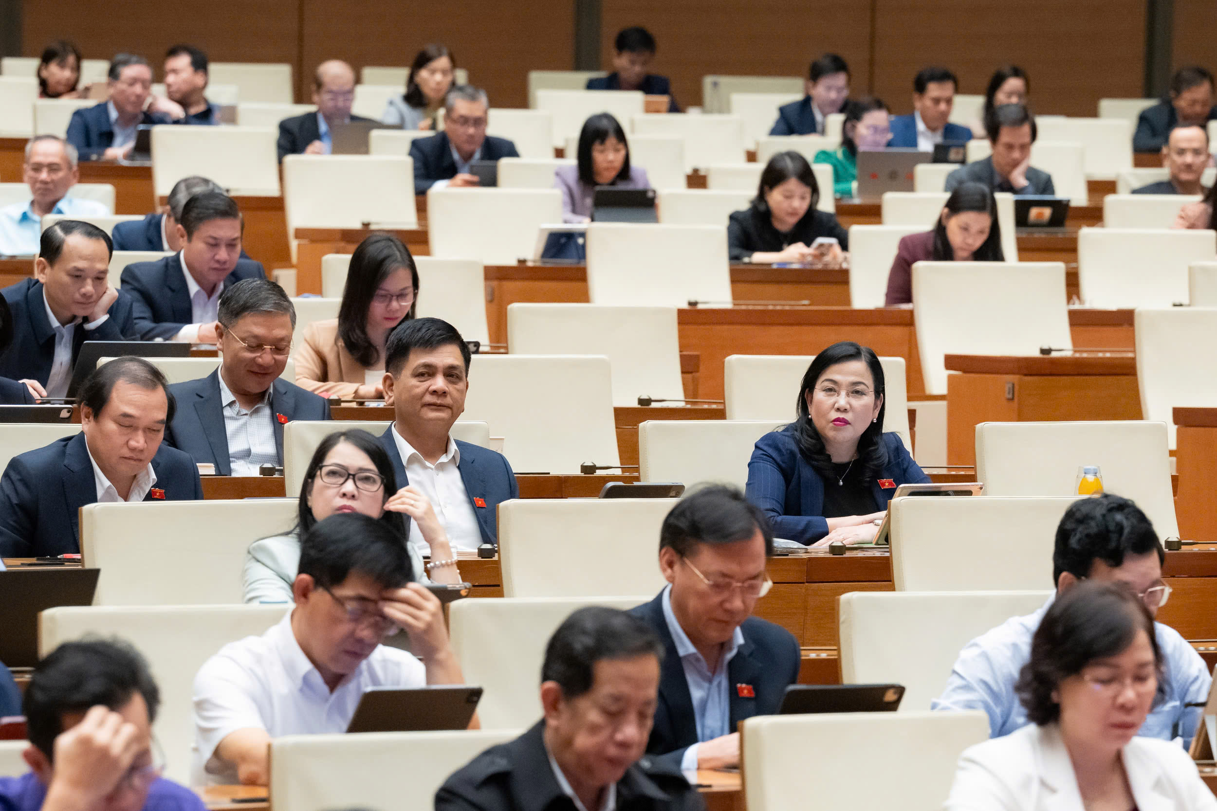 Hoàn thiện cơ chế, chính sách đột phá phát triển nhân lực y tế và bảo đảm an toàn trong chăm sóc sức khỏe Nhân dân