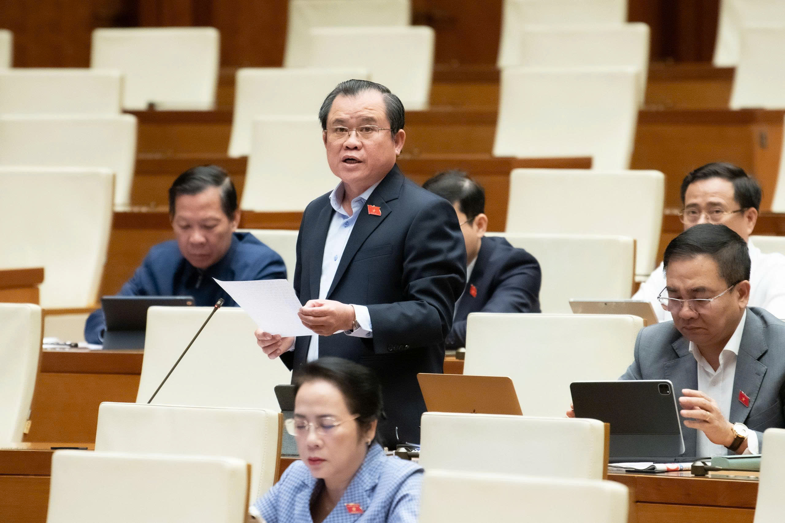 Hoàn thiện cơ chế, chính sách đột phá phát triển nhân lực y tế và bảo đảm an toàn trong chăm sóc sức khỏe Nhân dân