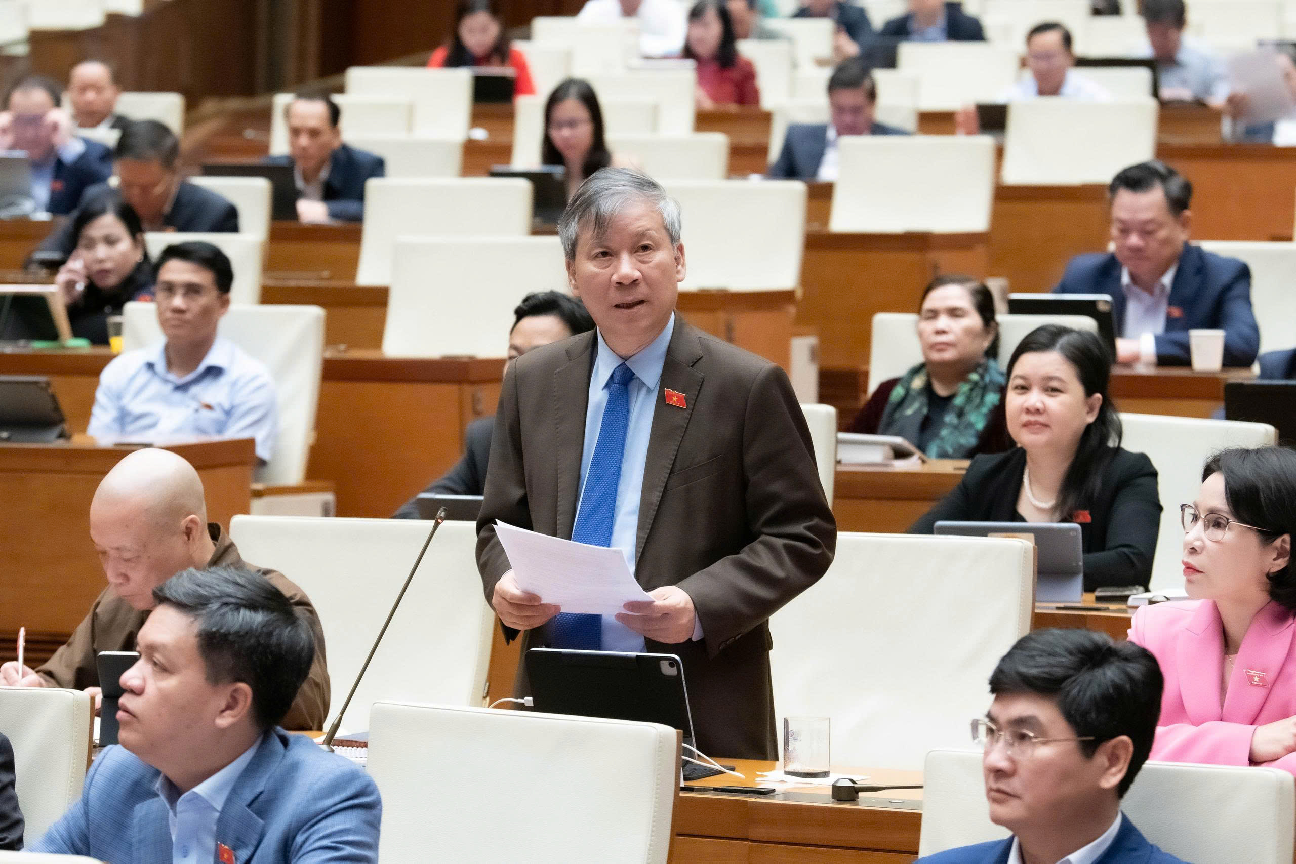 Hoàn thiện cơ chế, chính sách đột phá phát triển nhân lực y tế và bảo đảm an toàn trong chăm sóc sức khỏe Nhân dân