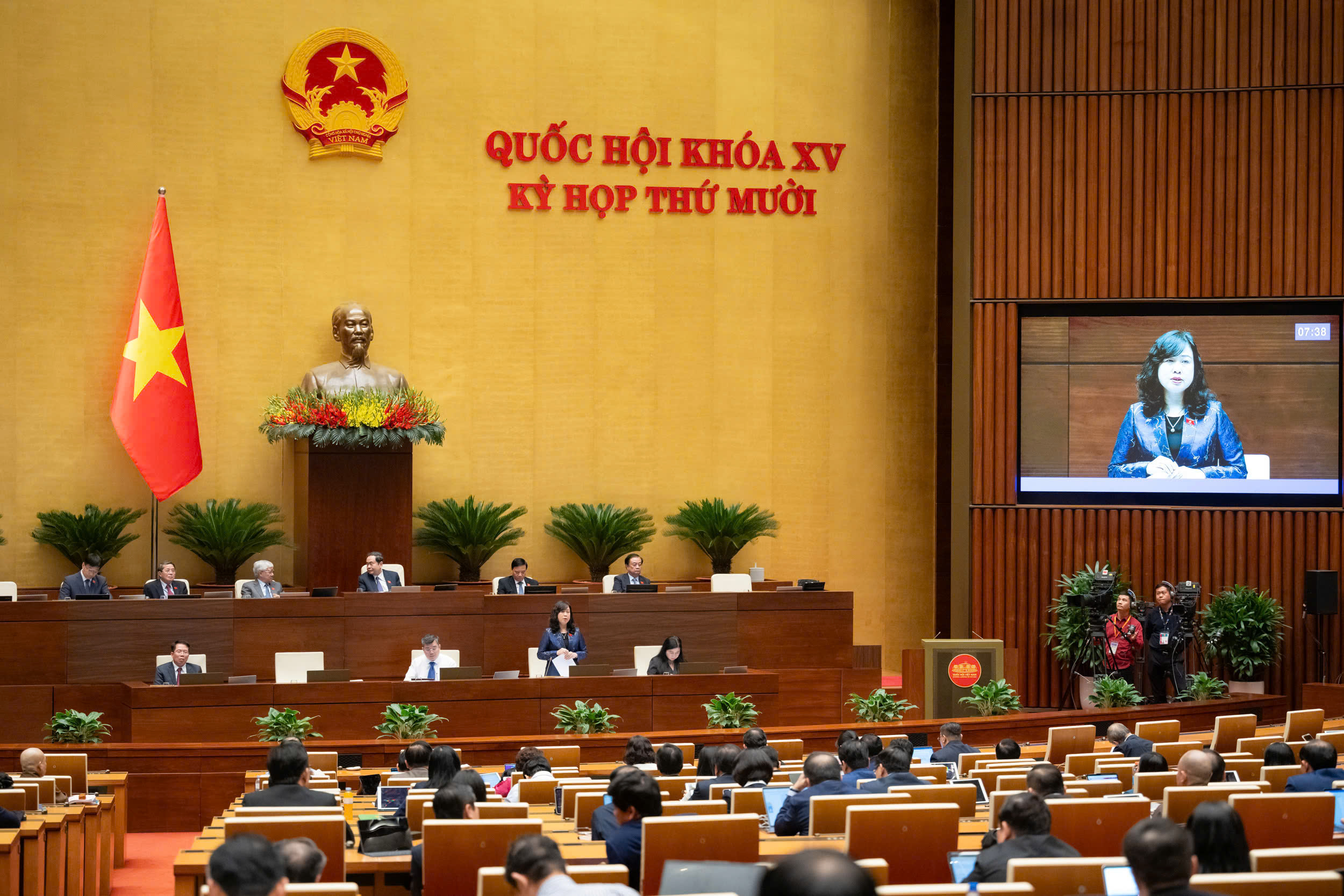 Hoàn thiện cơ chế, chính sách đột phá phát triển nhân lực y tế và bảo đảm an toàn trong chăm sóc sức khỏe Nhân dân