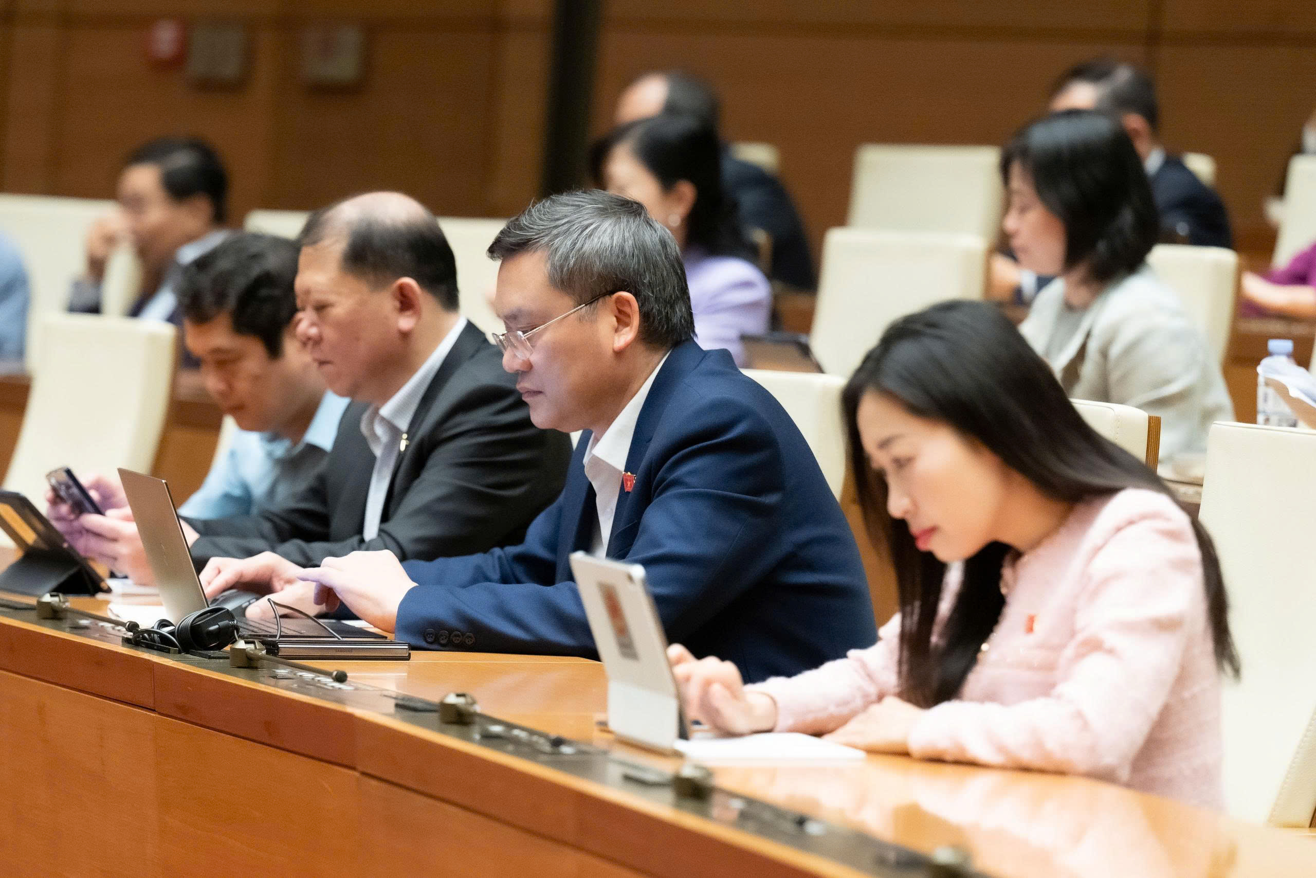 Quốc hội xem xét dự án Luật Tòa án chuyên biệt tại Trung tâm tài chính quốc tế: Xây dựng nền tư pháp chuẩn quốc tế cho mô hình mới