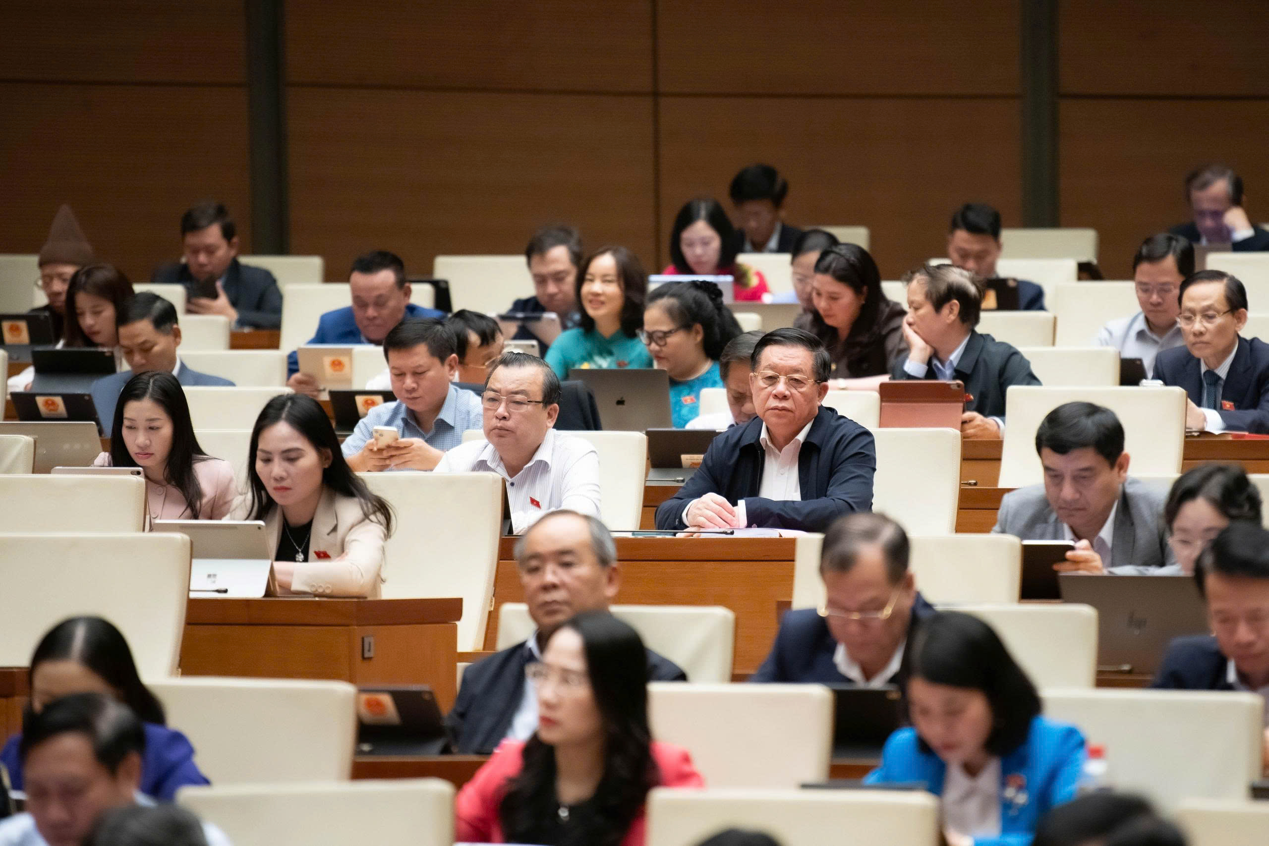 Quốc hội thông qua Luật Viên chức (sửa đổi) với tỉ lệ 92,39% đại biểu có mặt tán thành