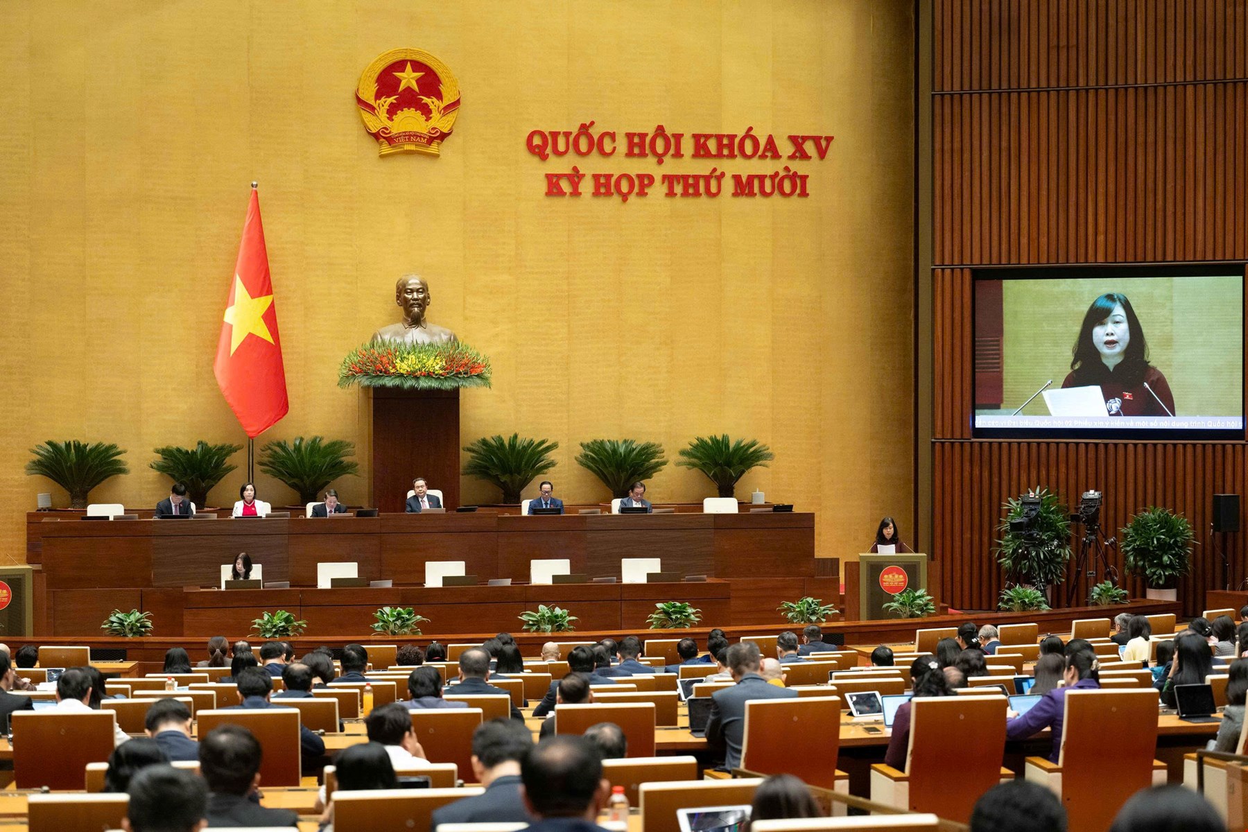 Bộ trưởng Bộ Y tế Đào Hồng Lan&nbsp;trình bày Báo cáo tóm tắt giải trình, tiếp thu, chỉnh lý dự thảo Nghị quyết