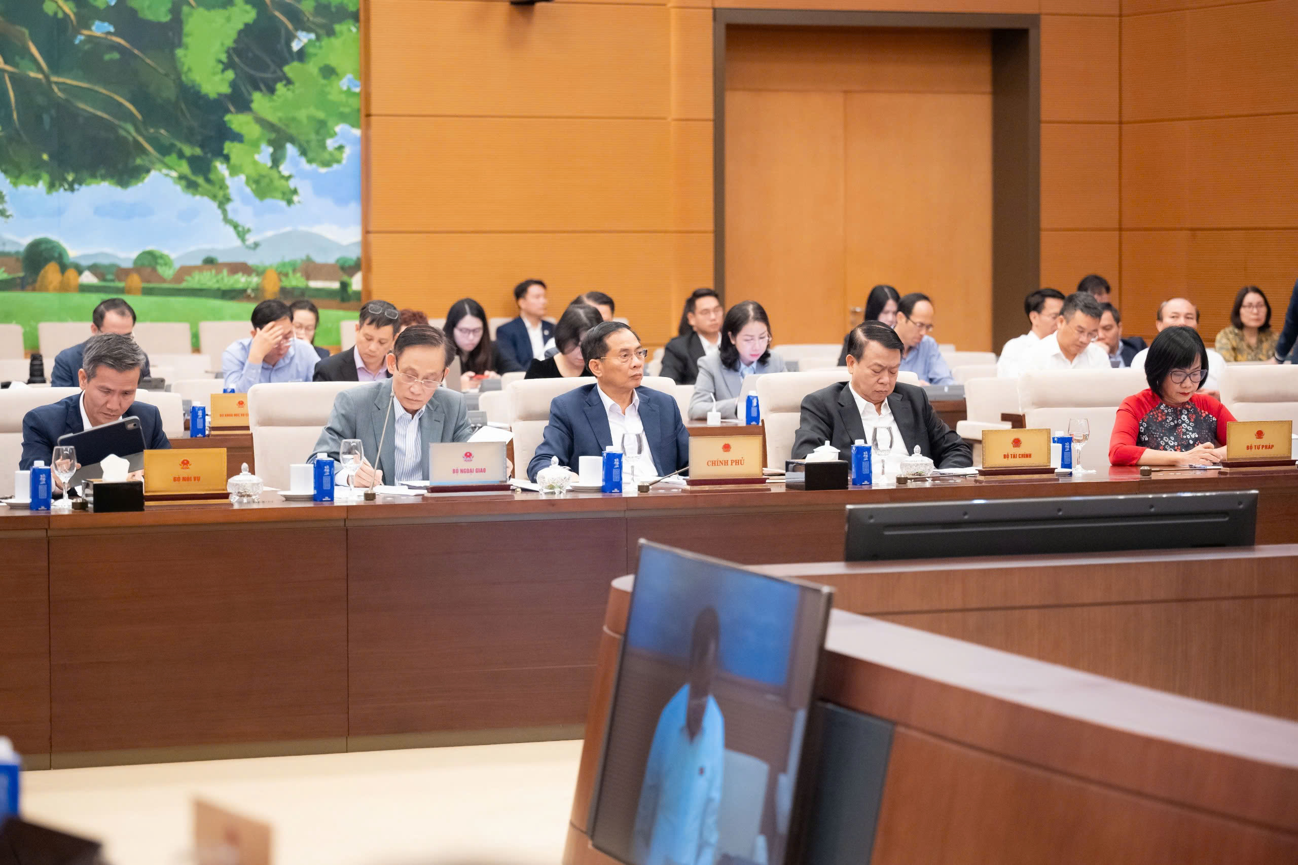 Nâng cao hiệu quả hoạt động của cơ quan đại diện nước Cộng hòa xã hội chủ nghĩa Việt Nam ở nước ngoài trong tình hình mới