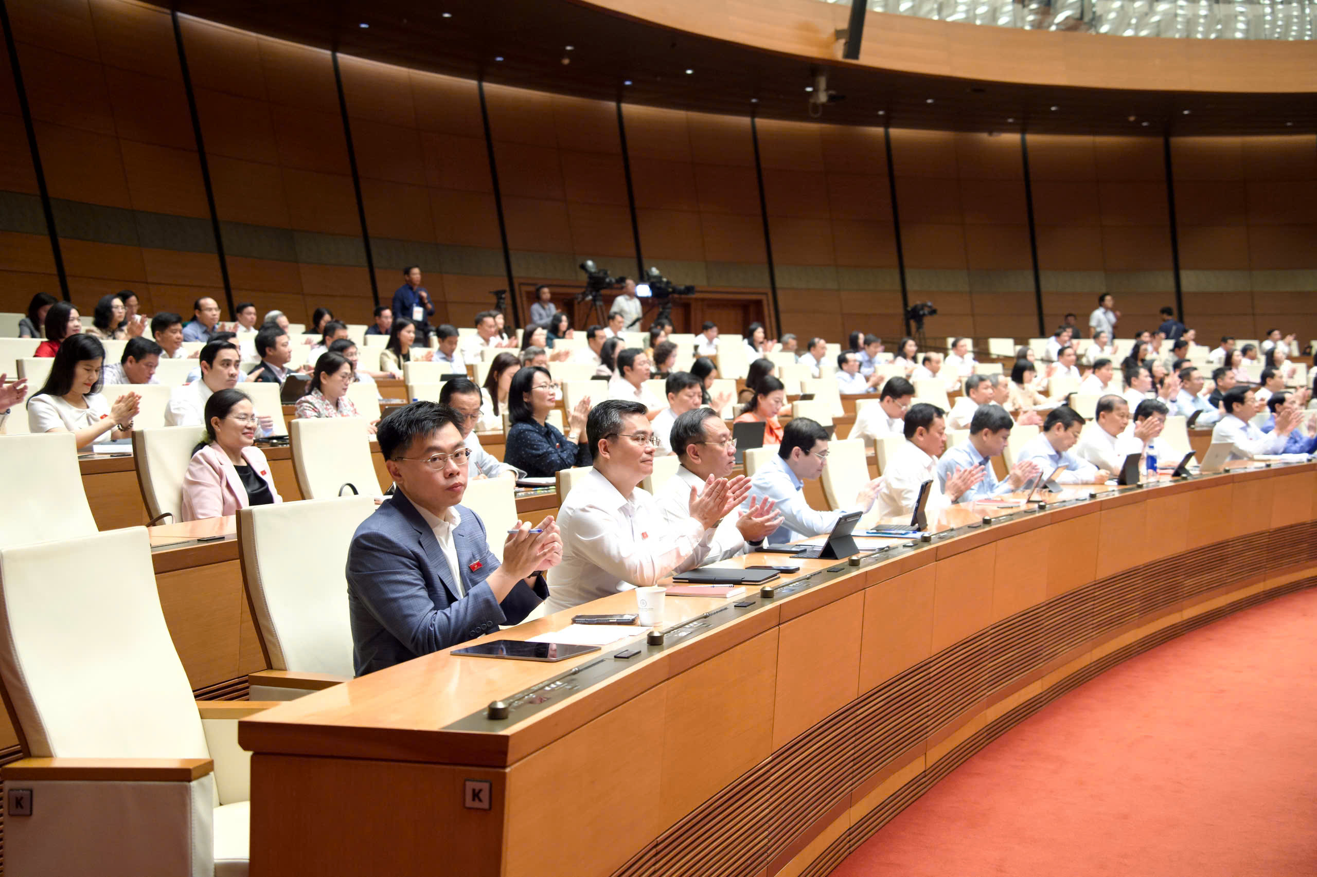 Quốc hội thông qua Nghị quyết về thuế bảo vệ môi trường, thuế giá trị gia tăng, thuế tiêu thụ đặc biệt đối với xăng, dầu và nhiên liệu bay
