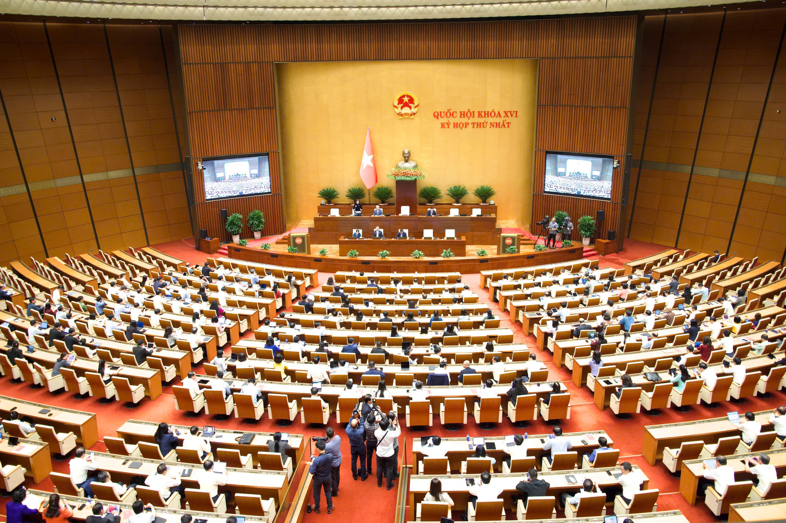 Quốc hội thông qua Nghị quyết về thuế bảo vệ môi trường, thuế giá trị gia tăng, thuế tiêu thụ đặc biệt đối với xăng, dầu và nhiên liệu bay