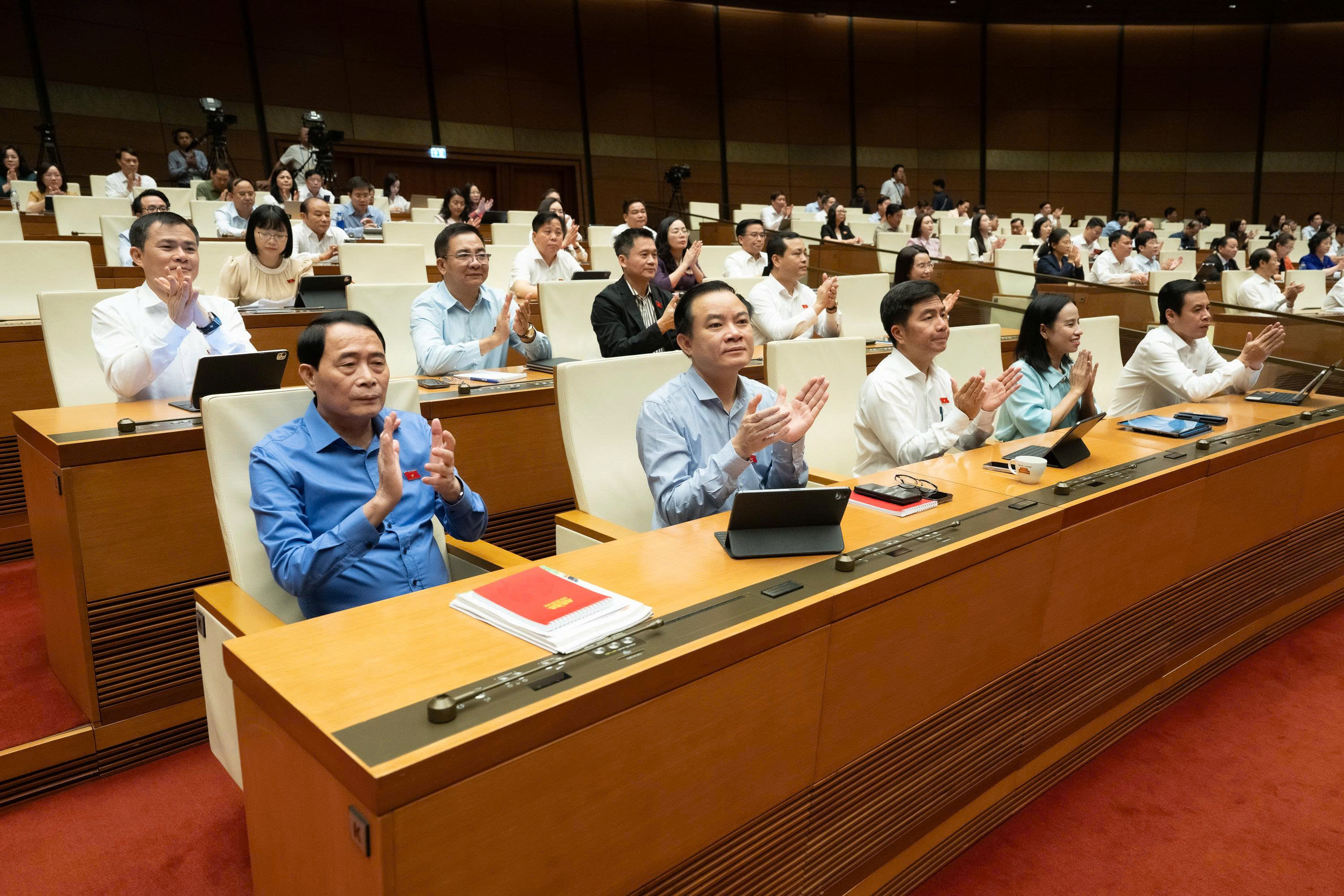 Quốc hội thông qua Nghị quyết về thuế bảo vệ môi trường, thuế giá trị gia tăng, thuế tiêu thụ đặc biệt đối với xăng, dầu và nhiên liệu bay