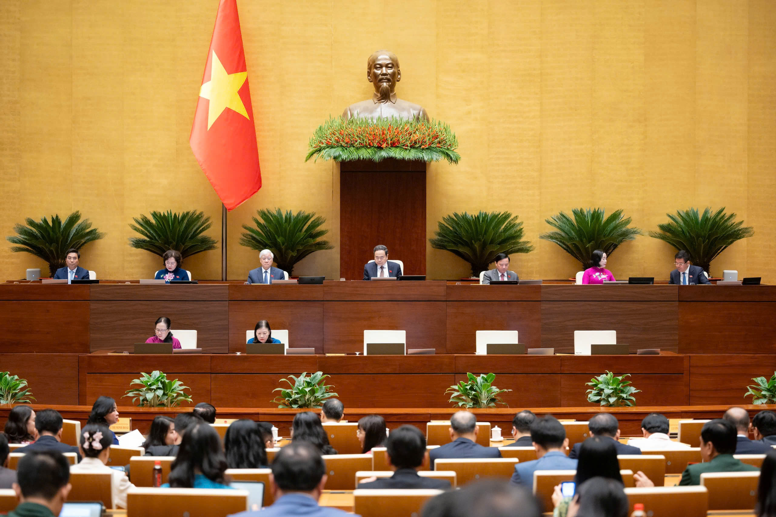 Quốc hội thông qua Nghị quyết về thí điểm thực hiện chế định luật sư công