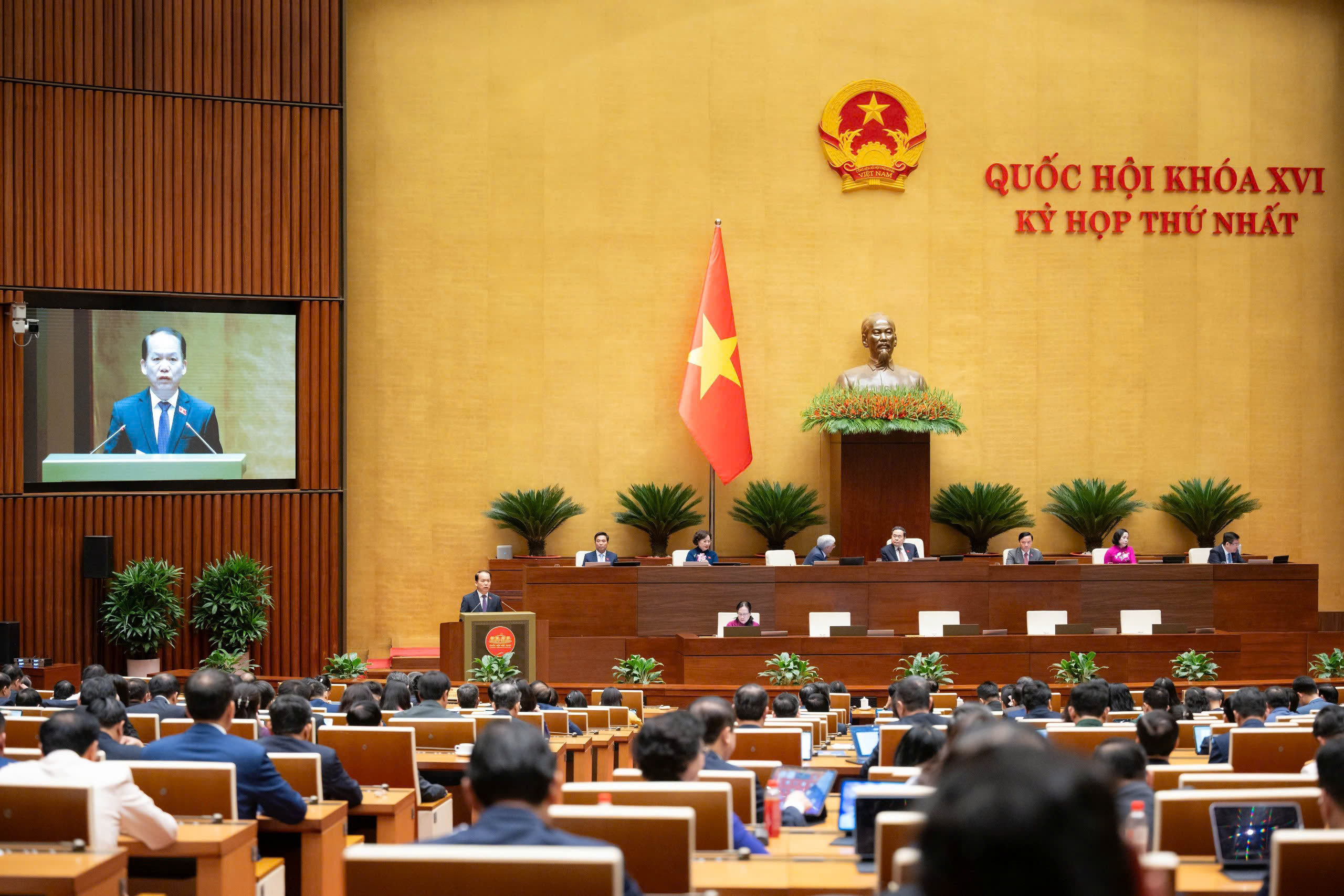 Quốc hội thông qua Nghị quyết về thí điểm thực hiện chế định luật sư công