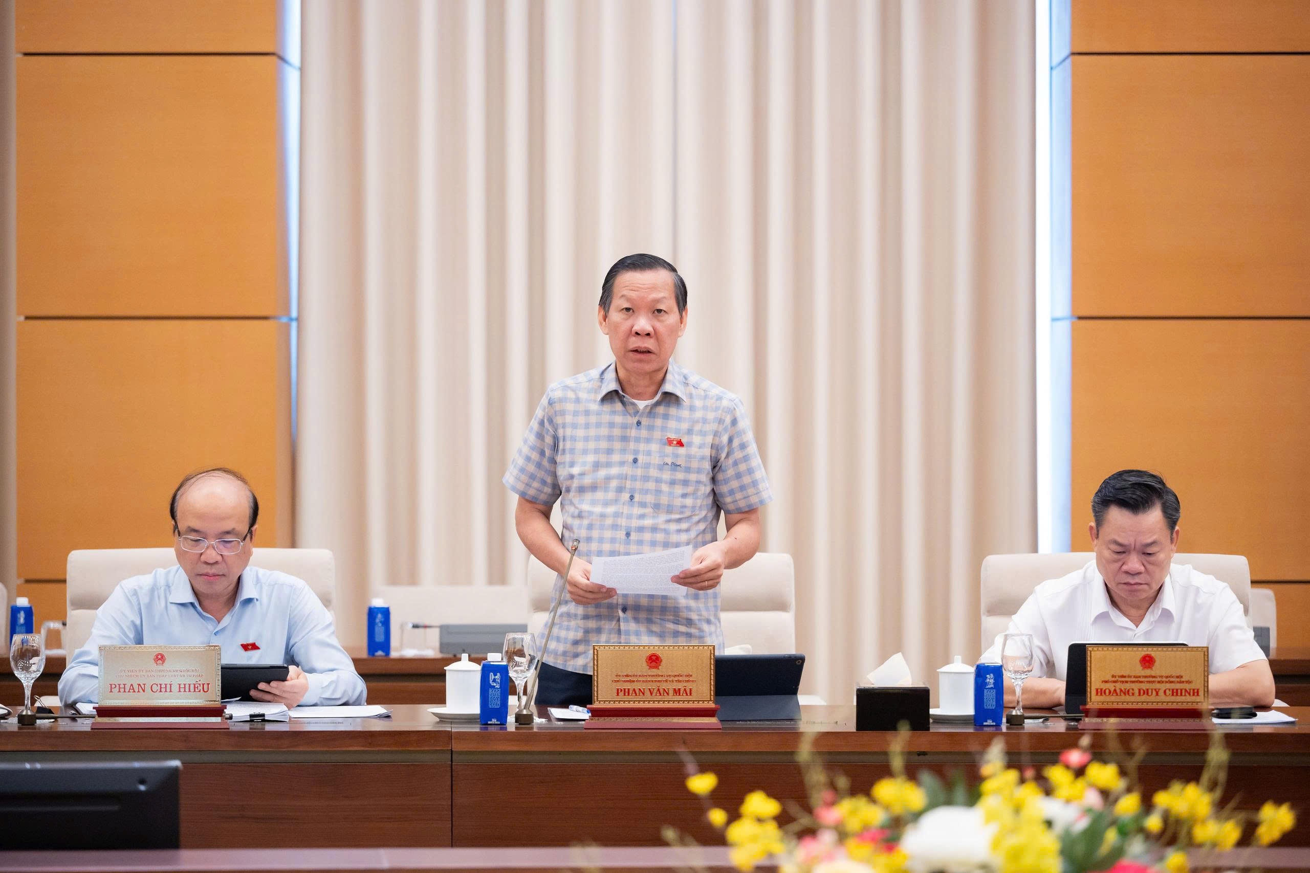 Chủ nhiệm Uỷ ban Kinh tế và Tài chính Phan Văn Mãi trình bày báo cáo thẩm tra