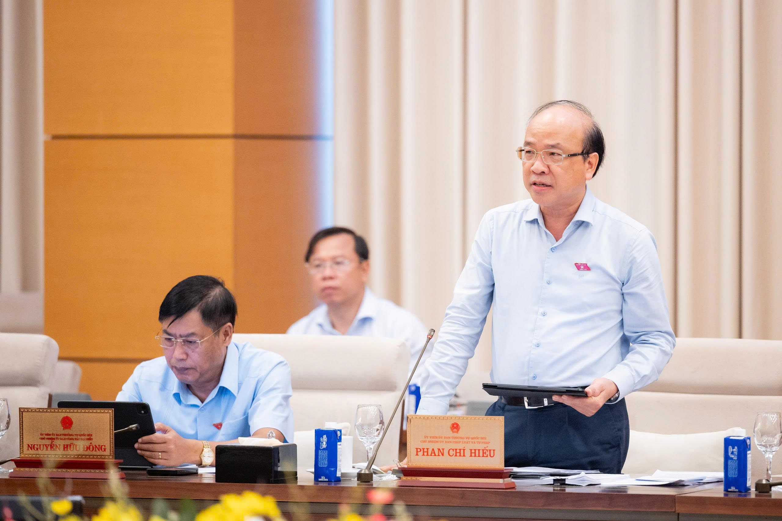 Chủ nhiệm Uỷ ban Pháp luật và Tư pháp Phan Chí Hiếu phát biểu