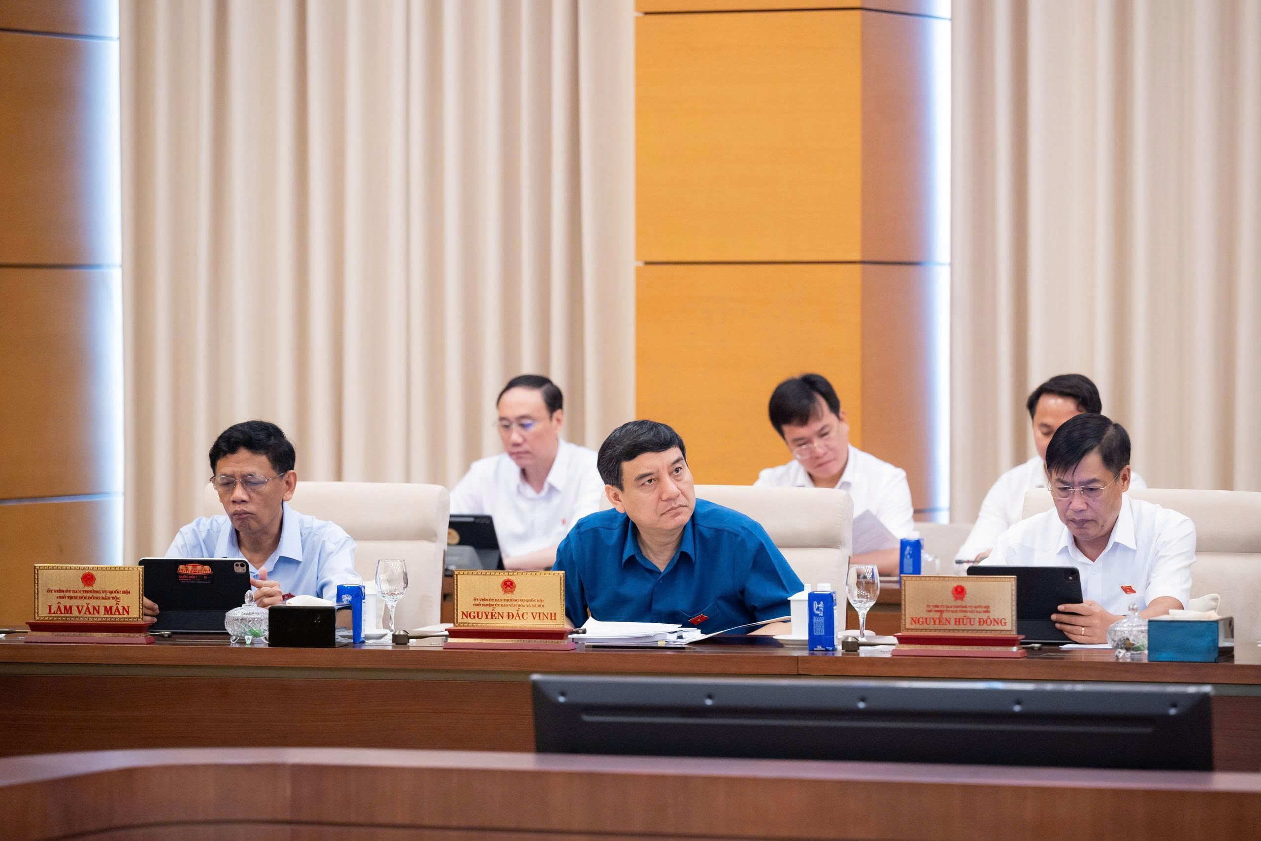 UBTVQH cho ý kiến về dự án Luật sửa đổi, bổ sung một số điều của Luật Người lao động Việt Nam đi làm việc ở nước ngoài theo hợp đồng