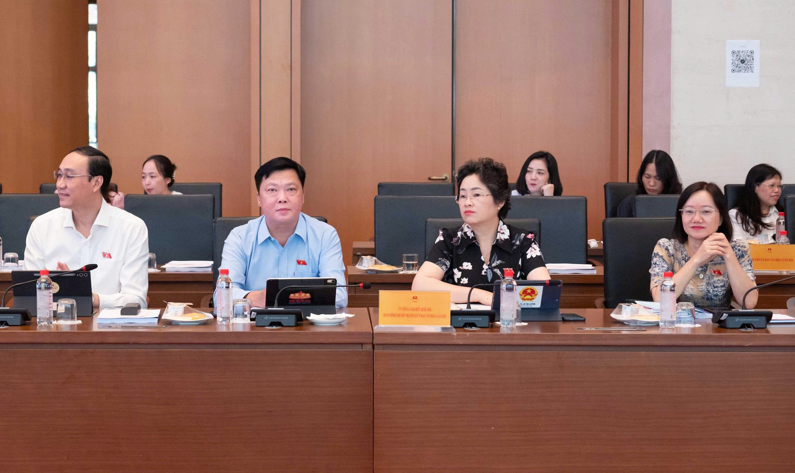 Phiên họp toàn thể lần thứ Ba của Ủy ban Văn hóa và Xã hội: Thẩm tra dự án Luật sửa đổi, bổ sung một số điều của Luật Người lao động Việt Nam đi làm việc ở nước ngoài theo hợp đồng