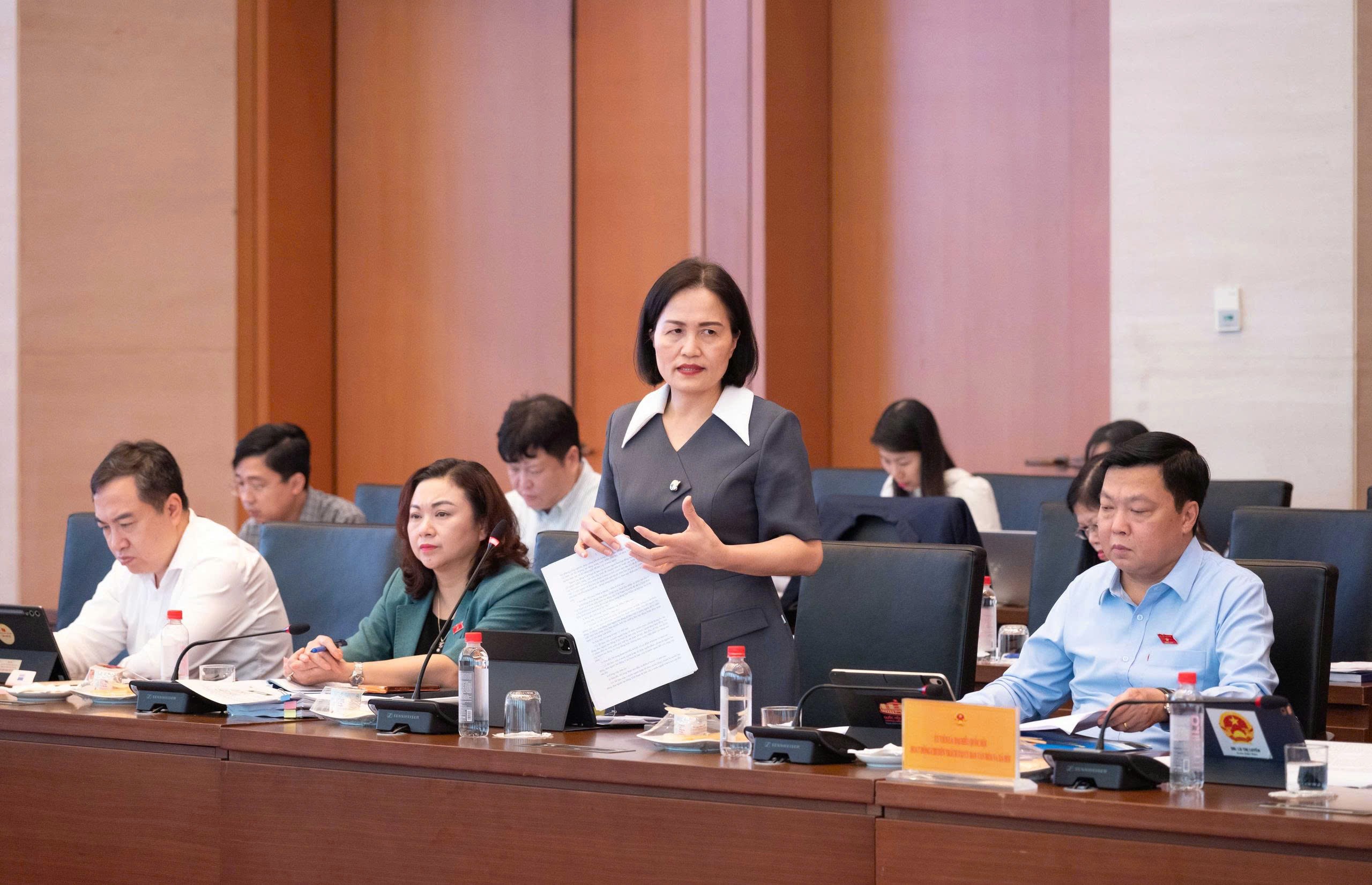 Phiên họp toàn thể lần thứ Ba của Ủy ban Văn hóa và Xã hội: Thẩm tra dự án Luật sửa đổi, bổ sung một số điều của Luật Người lao động Việt Nam đi làm việc ở nước ngoài theo hợp đồng