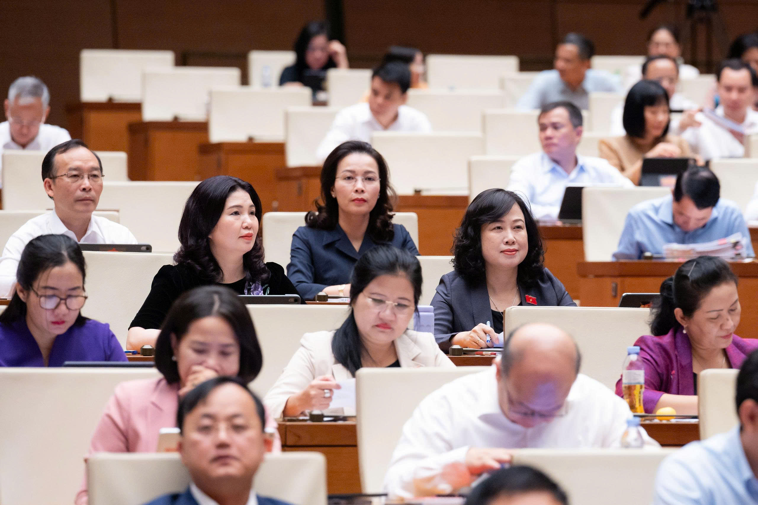 Sáng nay (5/8), Quốc hội nghe tờ trình và thảo luận tại tổ về nhiều dự án luật quan trọng - 9