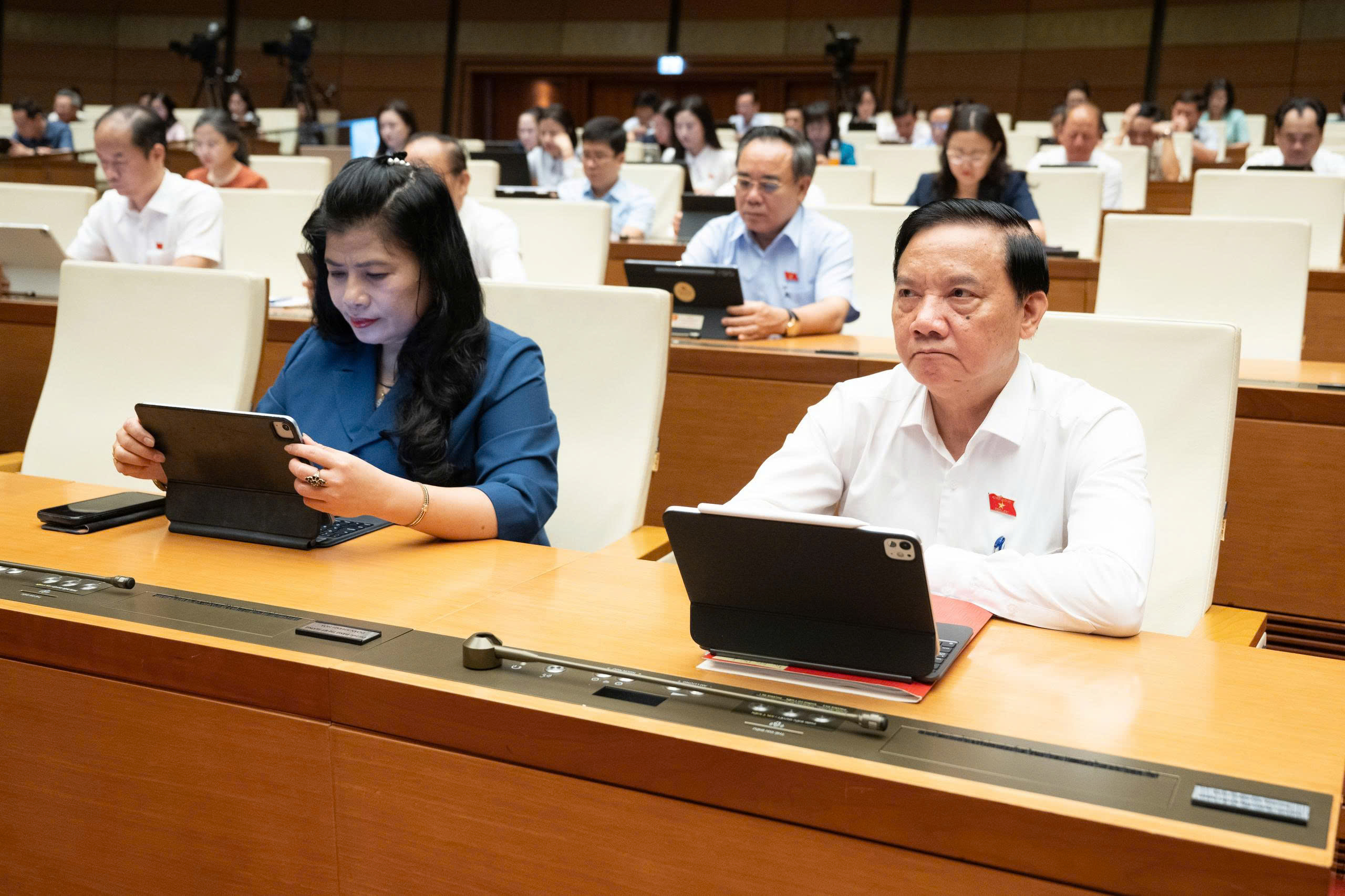Sáng nay (5/8), Quốc hội nghe tờ trình và thảo luận tại tổ về nhiều dự án luật quan trọng - 7