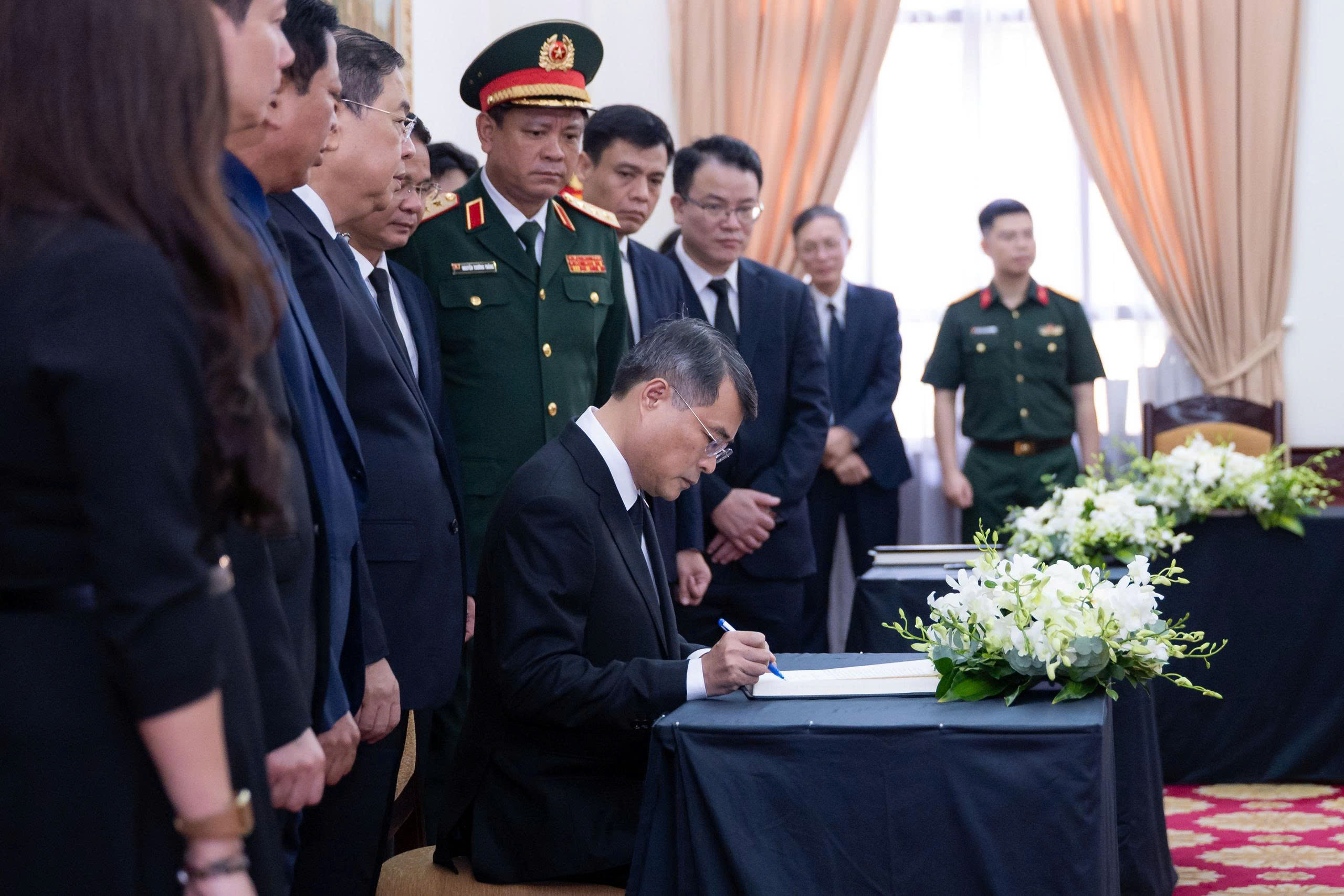Lãnh đạo Đảng, Nhà nước viếng, ghi sổ tang tưởng niệm Chủ tịch Quốc hội Lào Saysomphone Phomvihane - 2