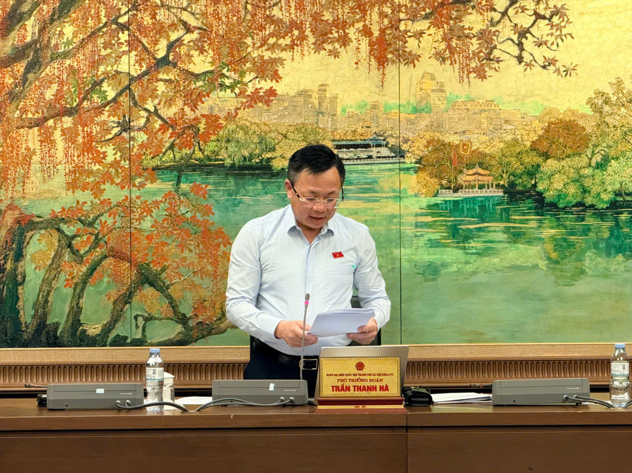 Phó Trưởng đoàn Đại biểu Quốc hội thành phố Hà Nội Trần Thanh Hà điều hành phiên thảo luận tại Tổ 1 chiều 19/8