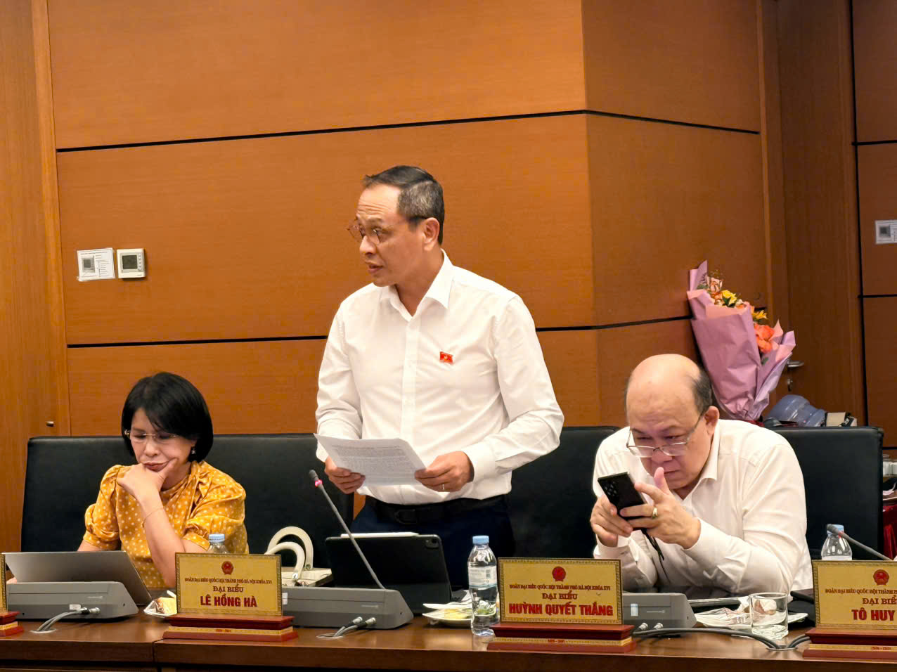 Đại biêu Lê Hồng Hà phát biểu