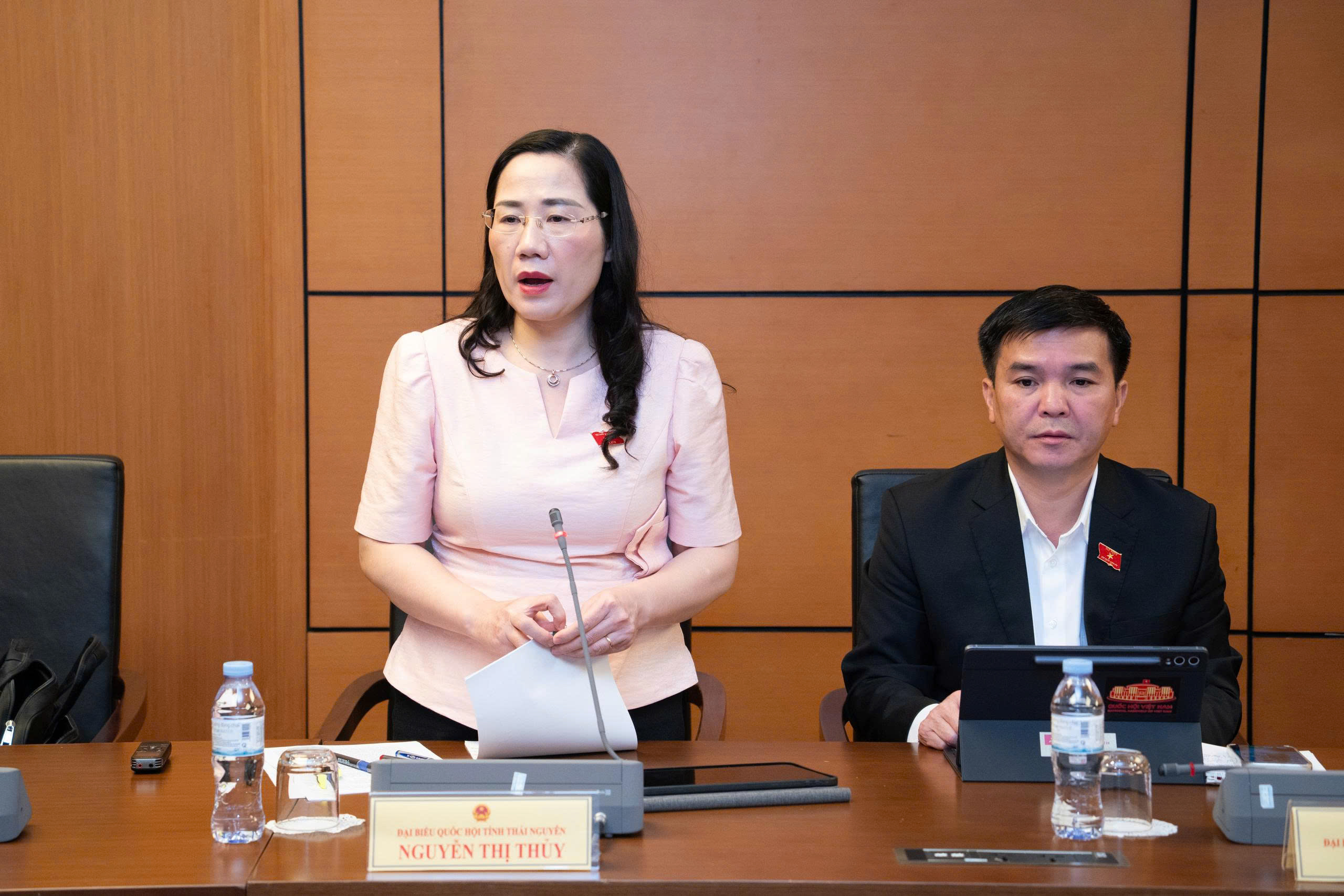 Đại biểu Nguyễn Thị Thủy, Đoàn ĐBQH tỉnh Thái Nguyên phát biểu