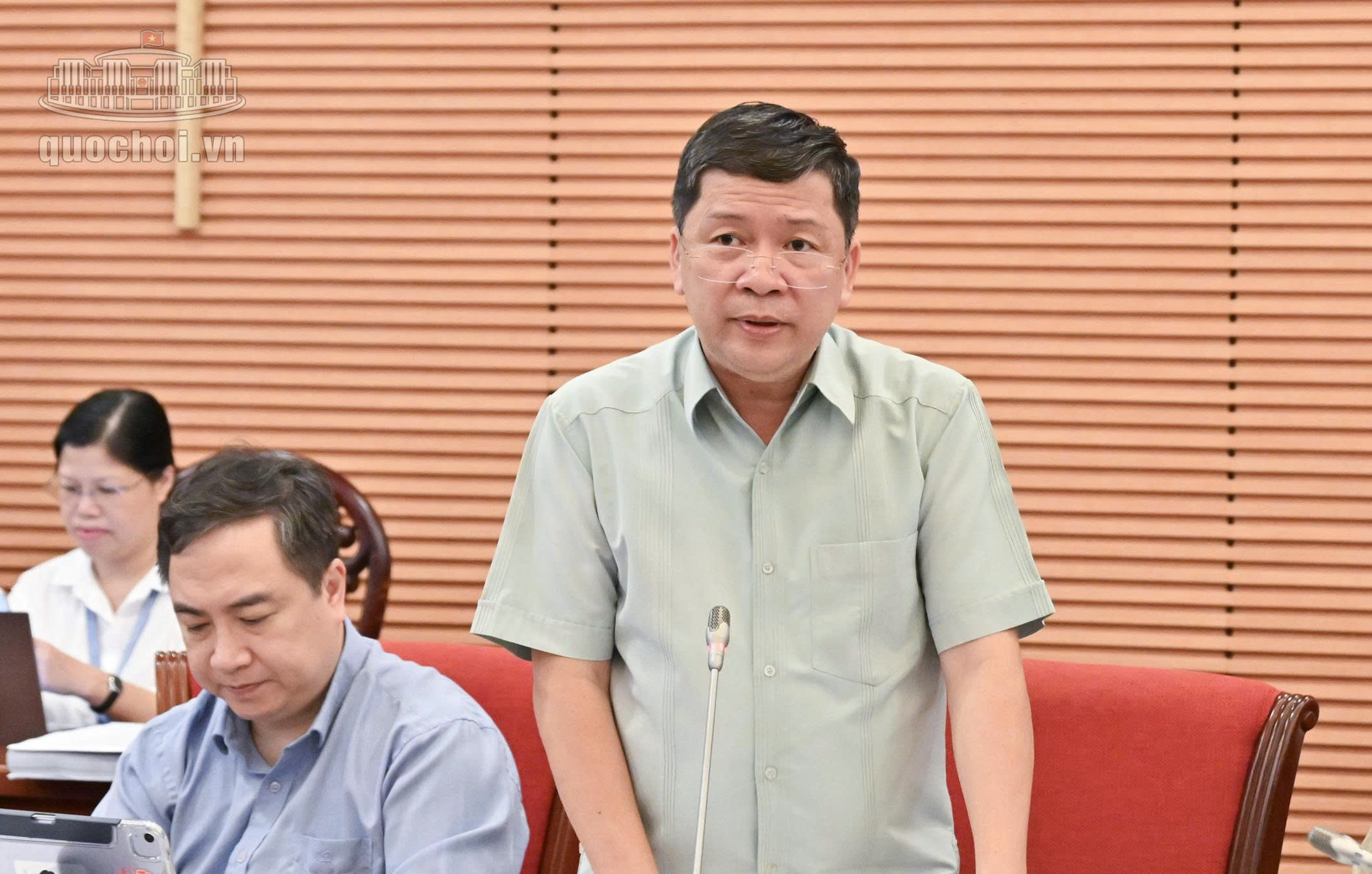 Phó Chủ nhiệm Ủy ban Văn hóa và Xã hội Tạ Văn Hạ phát biểu