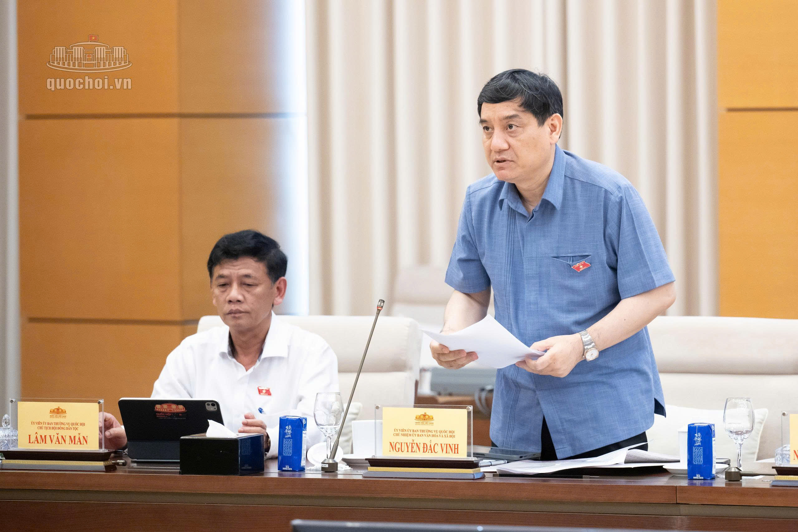 Chủ nhiệm Ủy ban Văn hóa và Xã hội Nguyễn Đắc Vinh trình bày Báo cáo tóm tắt thẩm tra dự án Luật