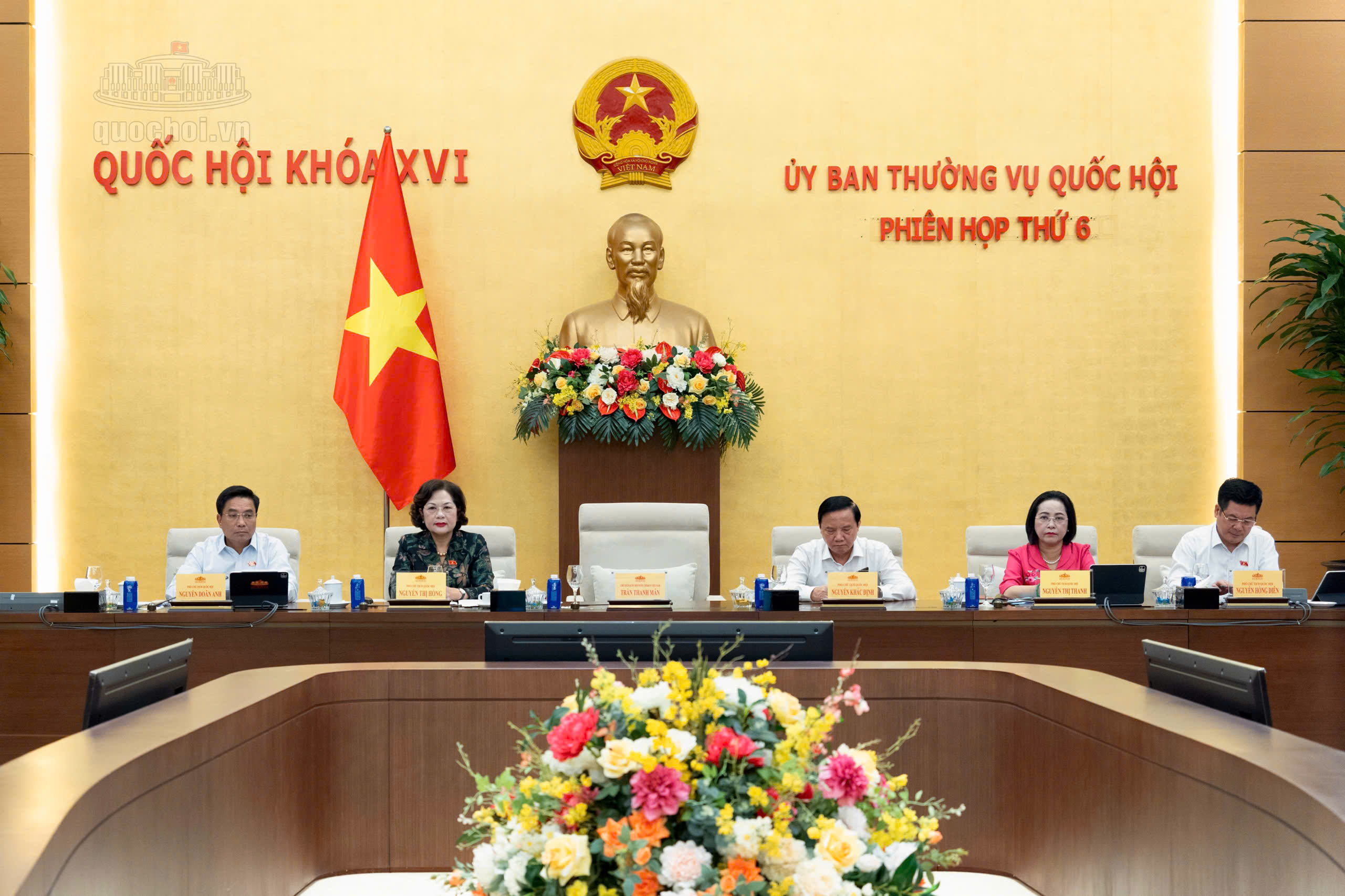Đẩy mạnh phân quyền, cắt giảm, đơn giản hóa thủ tục hành chính, điều kiện kinh doanh