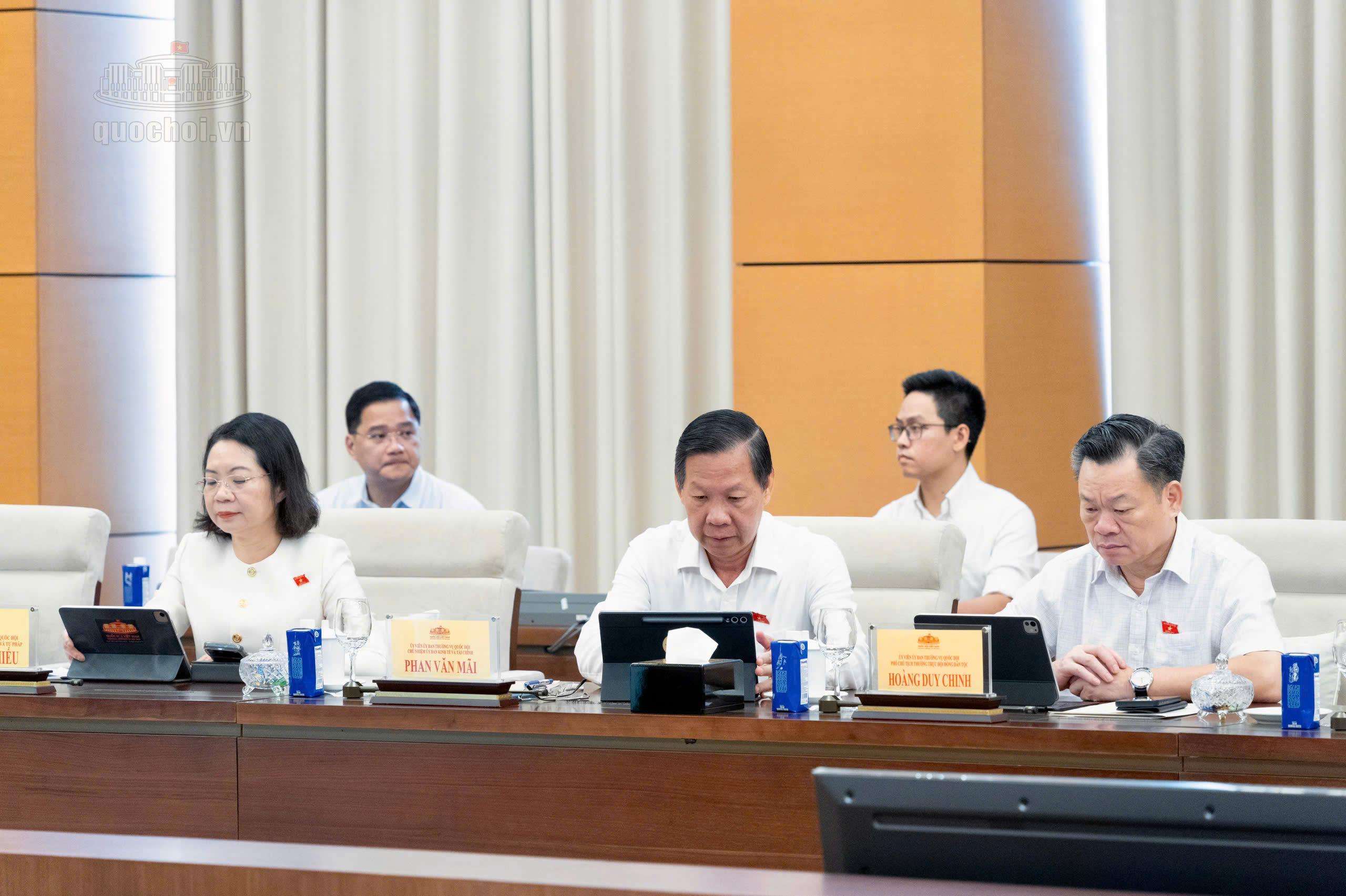 Đẩy mạnh phân quyền, cắt giảm, đơn giản hóa thủ tục hành chính, điều kiện kinh doanh