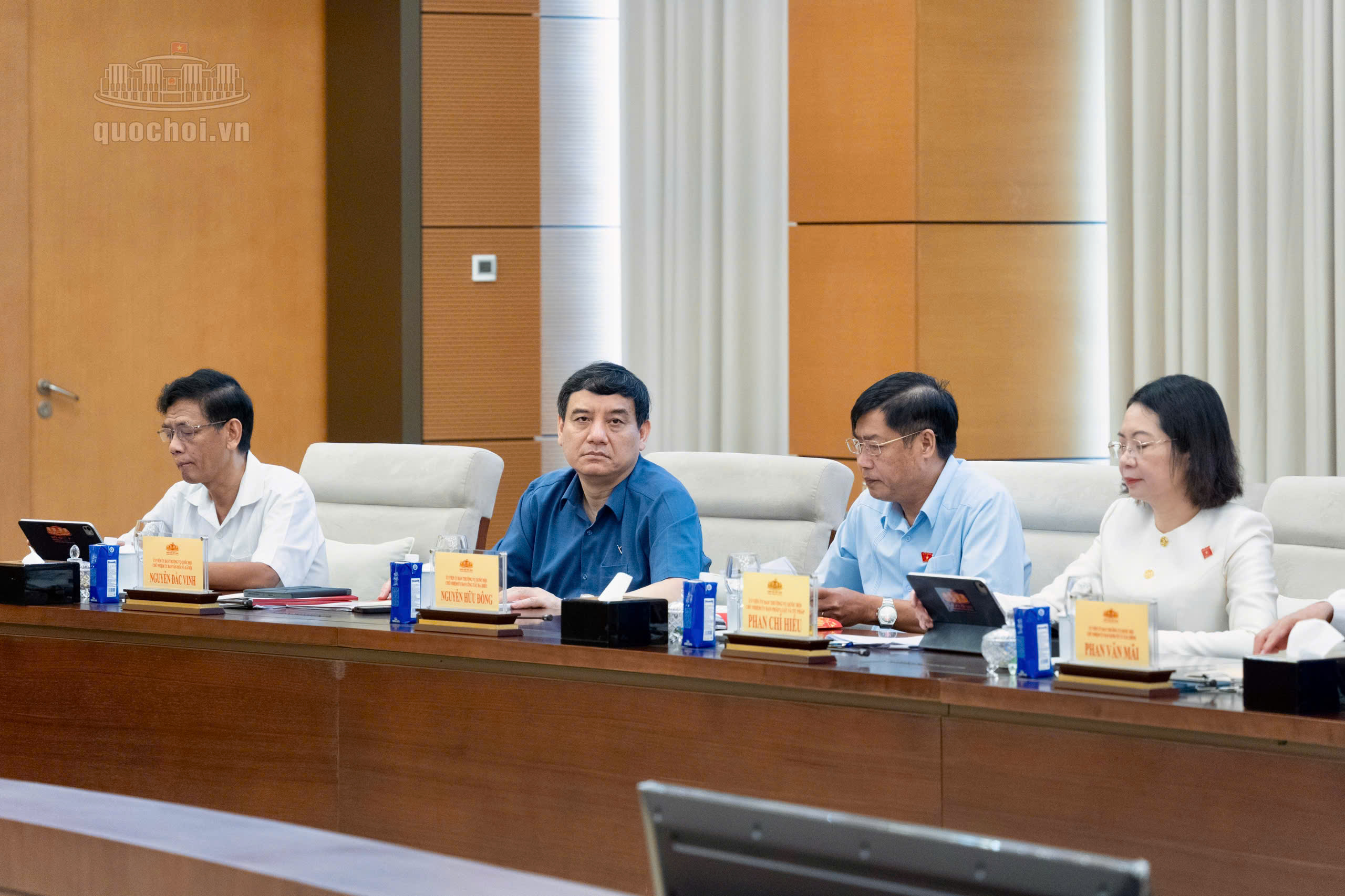 Đẩy mạnh phân quyền, cắt giảm, đơn giản hóa thủ tục hành chính, điều kiện kinh doanh