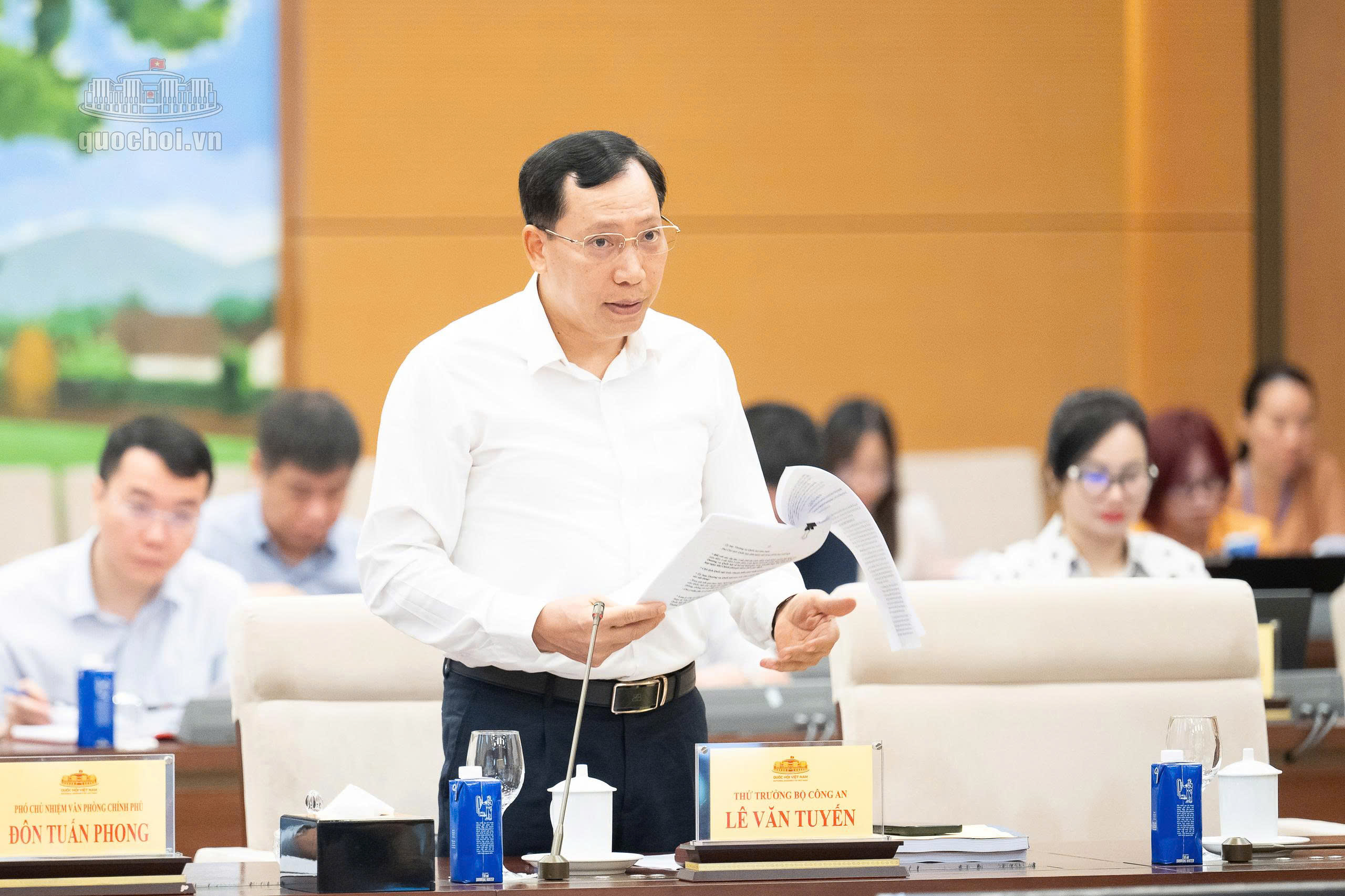 Đẩy mạnh phân quyền, cắt giảm, đơn giản hóa thủ tục hành chính, điều kiện kinh doanh
