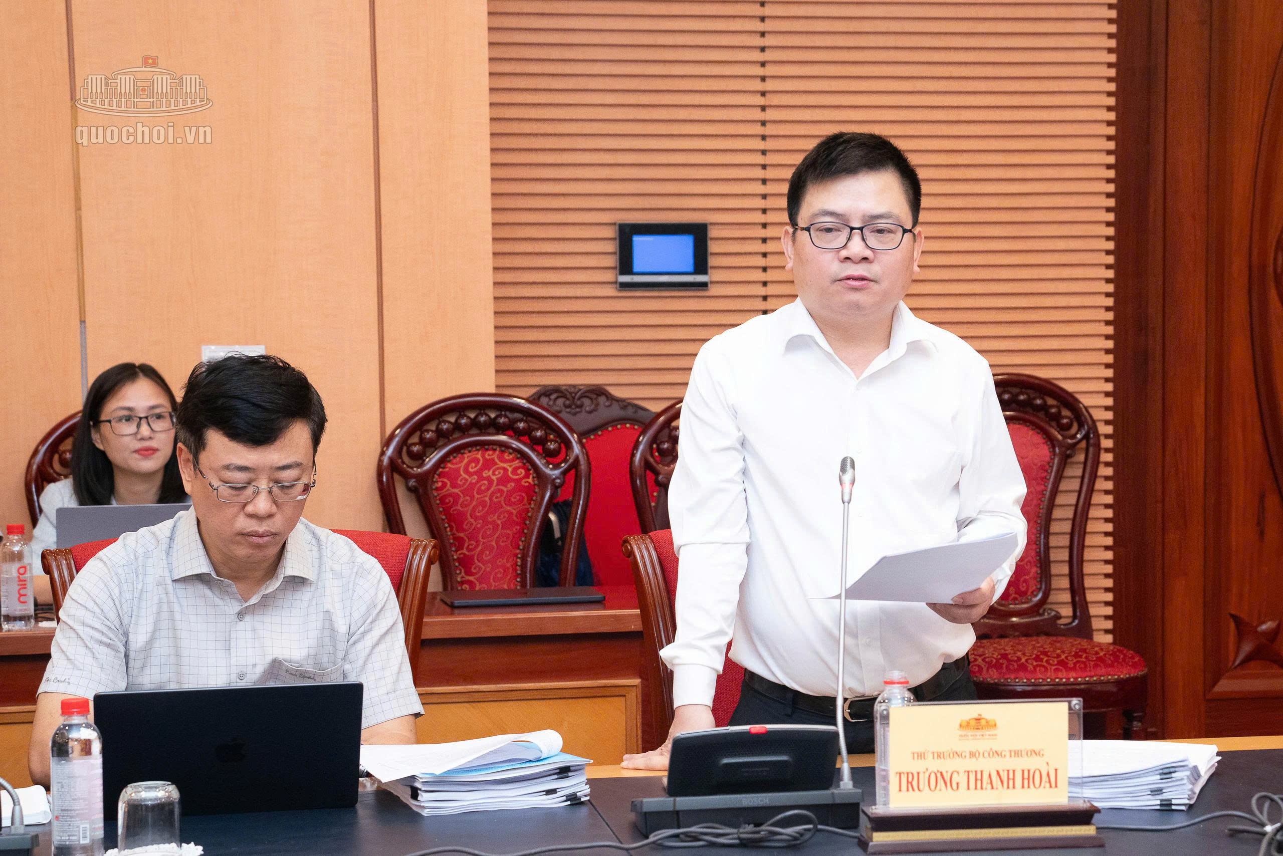 Thứ trưởng Bộ Công Thương Trương Thanh Hoài trình bày Tờ trình tóm tắt về dự án Luật