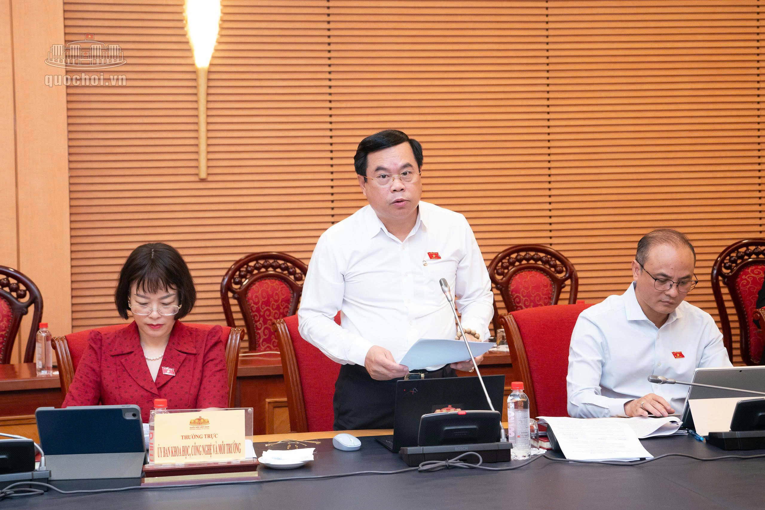 Ủy viên là ĐBQH hoạt động chuyên trách tại Ủy ban Khoa học, Công nghệ và Môi trường Vương Quốc Thắng trình bày Báo cáo tóm tắt thẩm tra dự án Luật