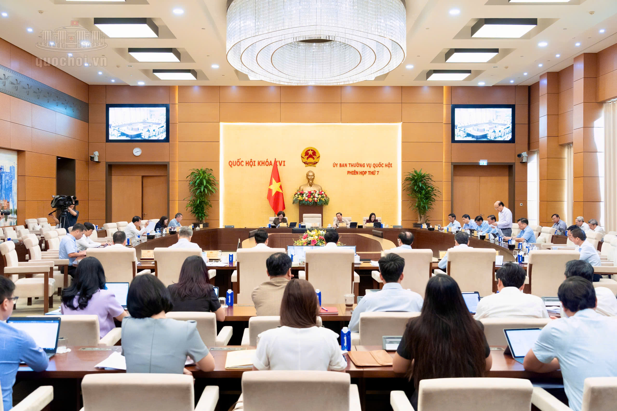 Quang cảnh phiên họp.