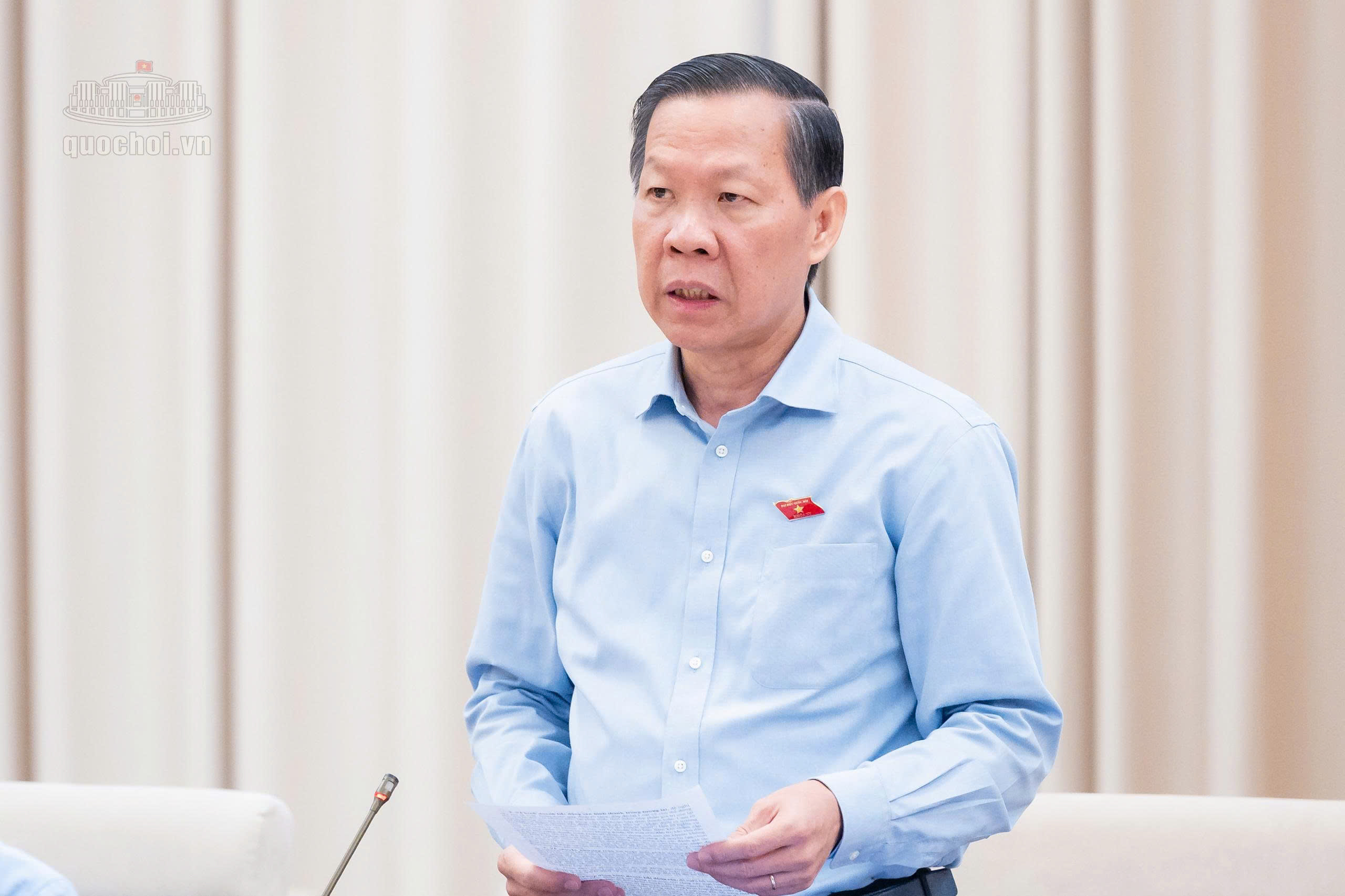 Chủ nhiệm Ủy ban Kinh tế và Tài chính Phan Văn Mãi trình bày báo cáo thẩm tra sơ bộ dự án Luật